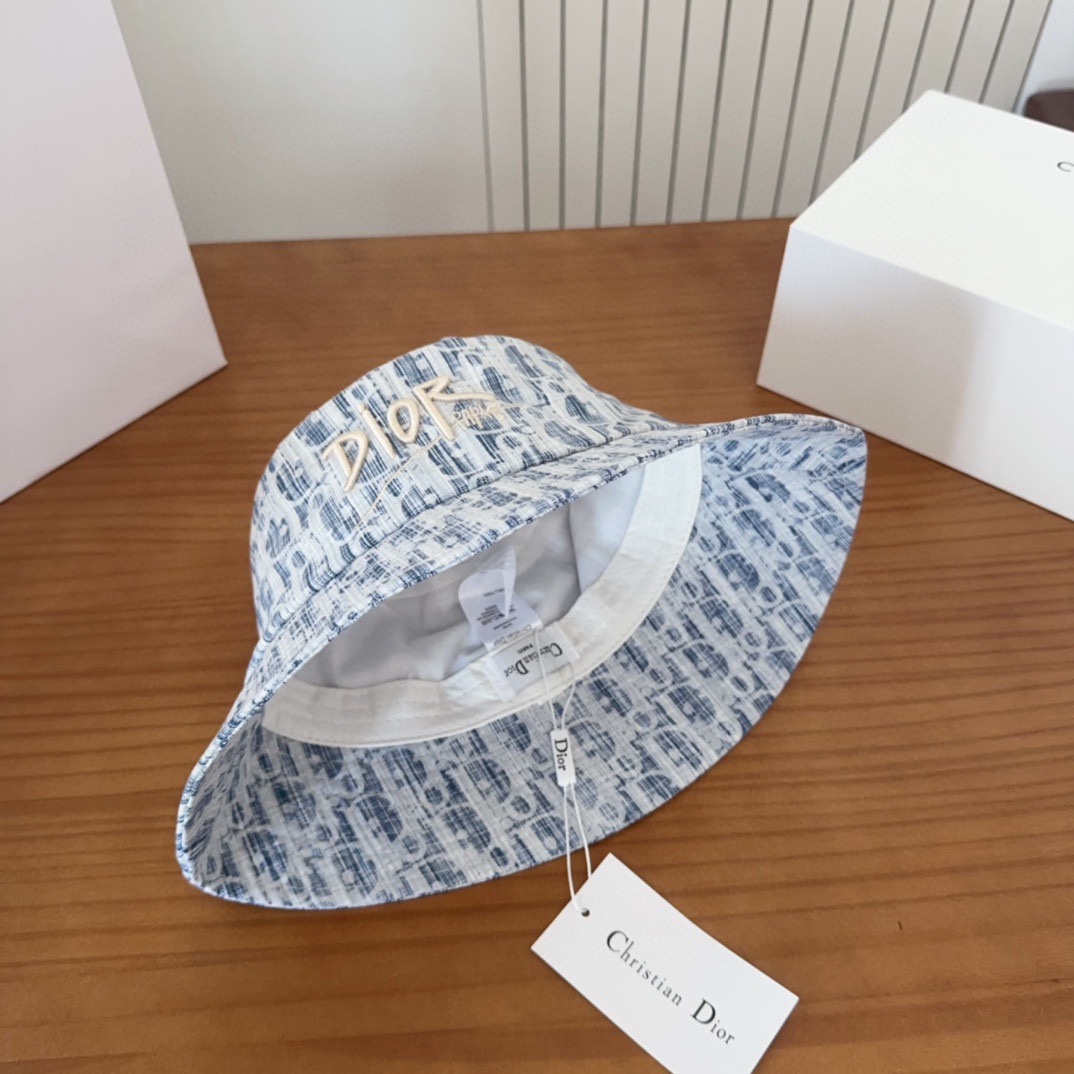 迪奥渔夫帽🧢休闲百搭款🆒👏饱满立体高颅顶❗️🔉帽型正点 弧度流畅线条自然💙神奇改善脸型，戴上立马脸小😎