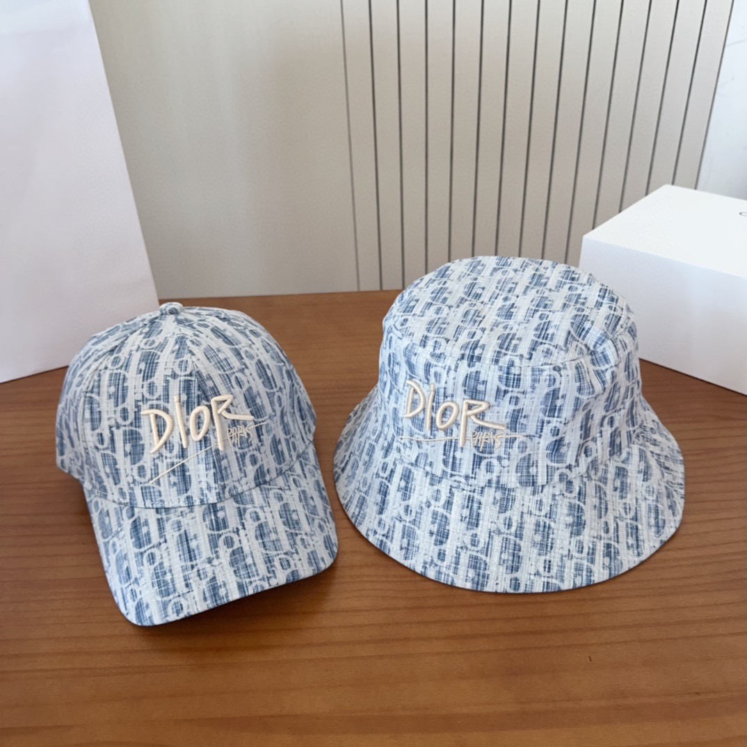 迪奥渔夫帽🧢休闲百搭款🆒👏饱满立体高颅顶❗️🔉帽型正点 弧度流畅线条自然💙神奇改善脸型，戴上立马脸小😎