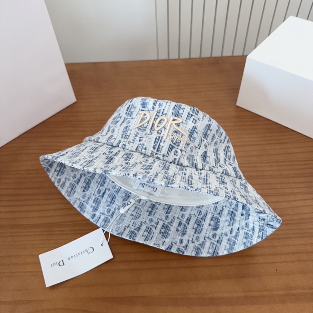迪奥渔夫帽🧢休闲百搭款🆒👏饱满立体高颅顶❗️🔉帽型正点 弧度流畅线条自然💙神奇改善脸型，戴上立马脸小😎