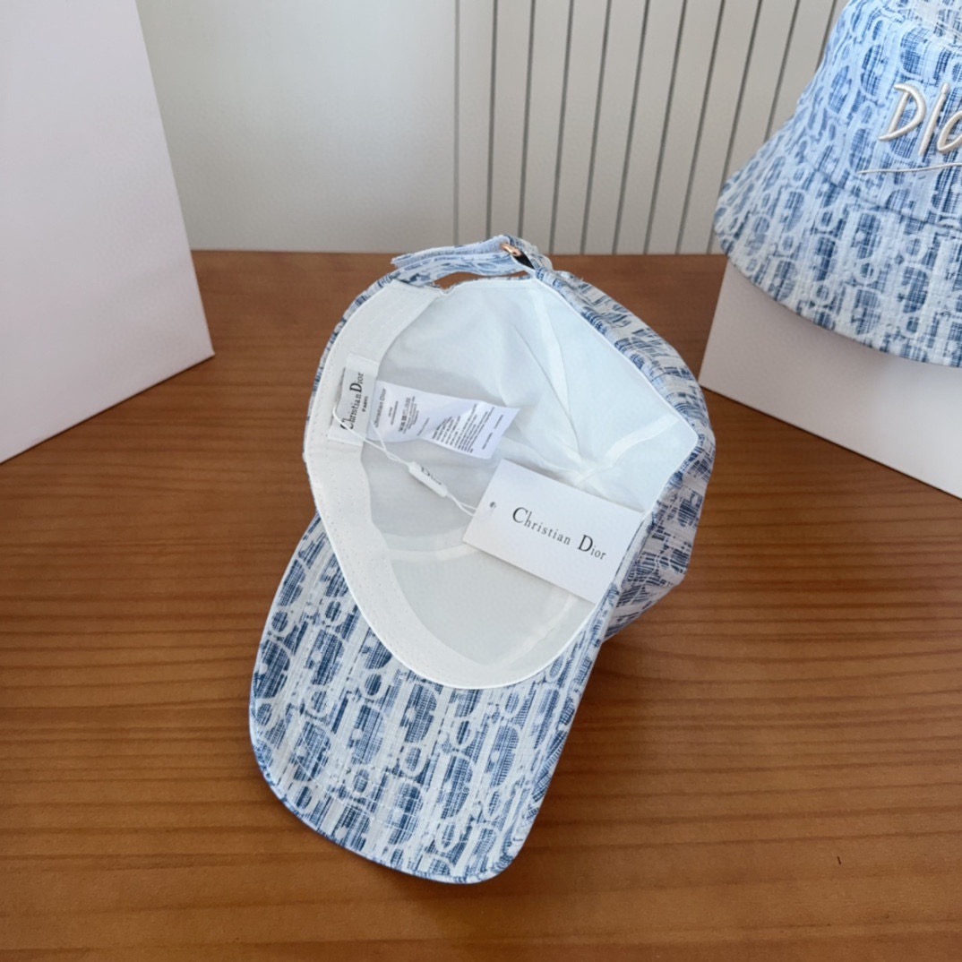 迪奥棒球帽🧢休闲百搭款🆒👏饱满立体高颅顶❗️🔉帽型正点 弧度流畅线条自然💙神奇改善脸型，戴上立马脸小😎