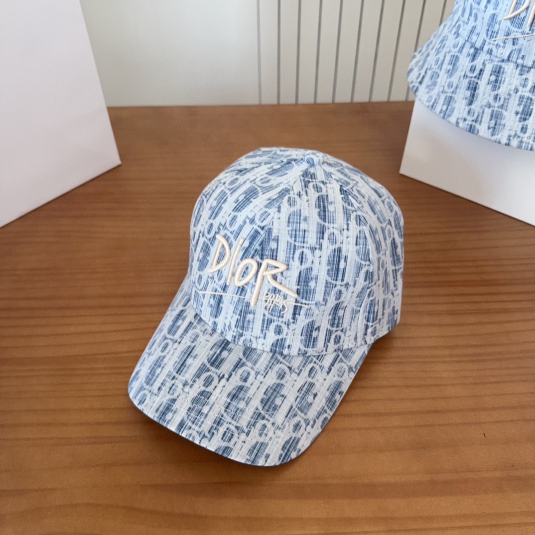 迪奥棒球帽🧢休闲百搭款🆒👏饱满立体高颅顶❗️🔉帽型正点 弧度流畅线条自然💙神奇改善脸型，戴上立马脸小😎