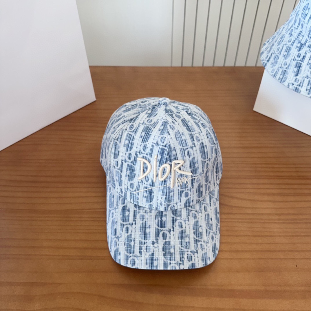 迪奥棒球帽🧢休闲百搭款🆒👏饱满立体高颅顶❗️🔉帽型正点 弧度流畅线条自然💙神奇改善脸型，戴上立马脸小😎