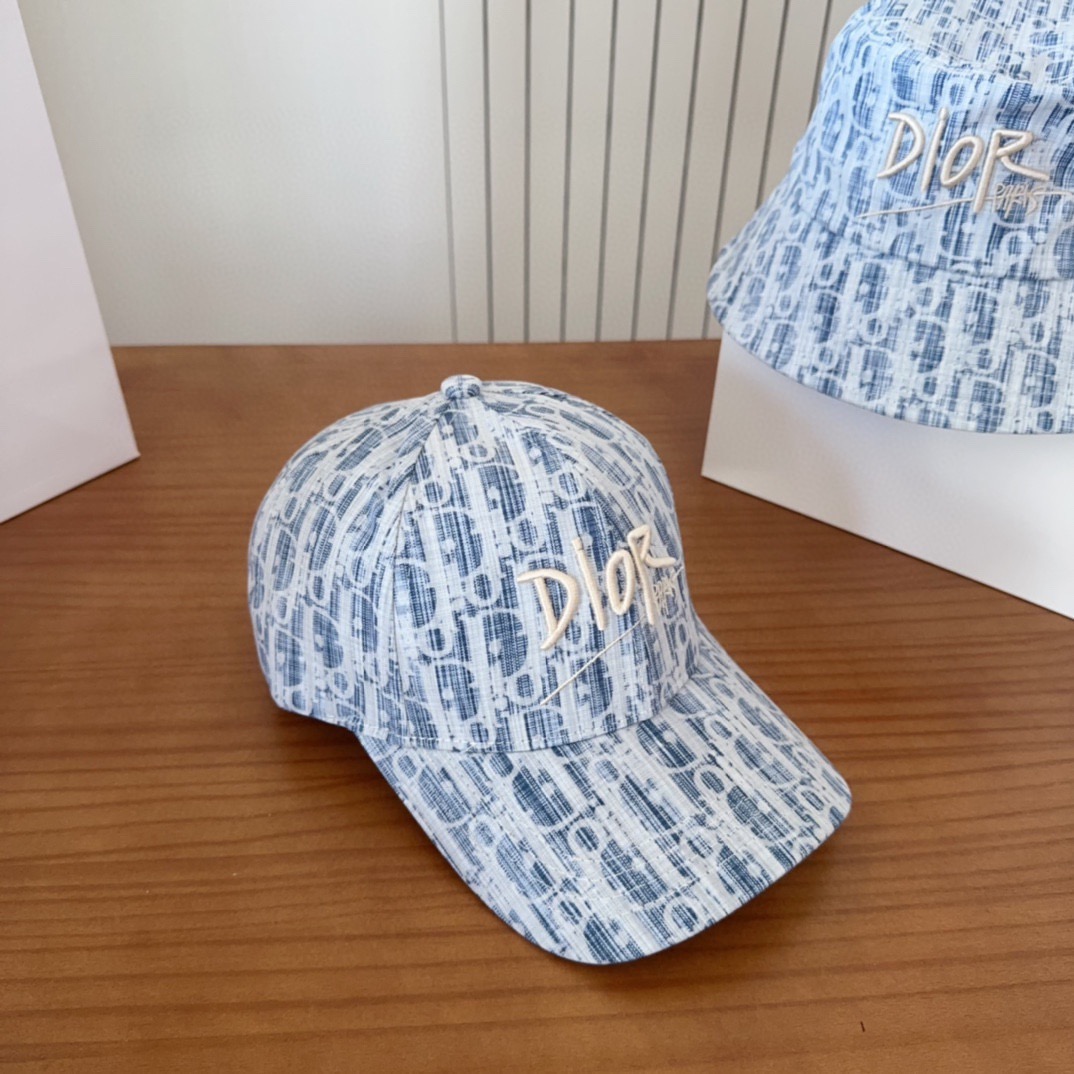 迪奥棒球帽🧢休闲百搭款🆒👏饱满立体高颅顶❗️🔉帽型正点 弧度流畅线条自然💙神奇改善脸型，戴上立马脸小😎