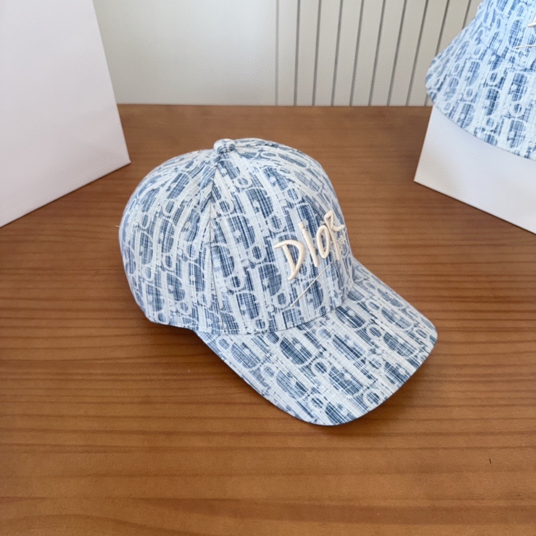 迪奥棒球帽🧢休闲百搭款🆒👏饱满立体高颅顶❗️🔉帽型正点 弧度流畅线条自然💙神奇改善脸型，戴上立马脸小😎