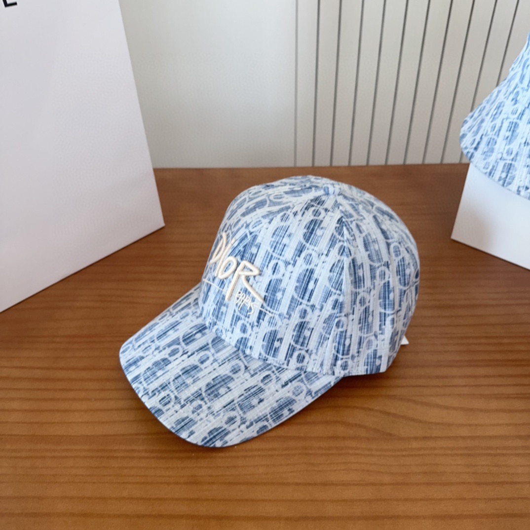 迪奥棒球帽🧢休闲百搭款🆒👏饱满立体高颅顶❗️🔉帽型正点 弧度流畅线条自然💙神奇改善脸型，戴上立马脸小😎