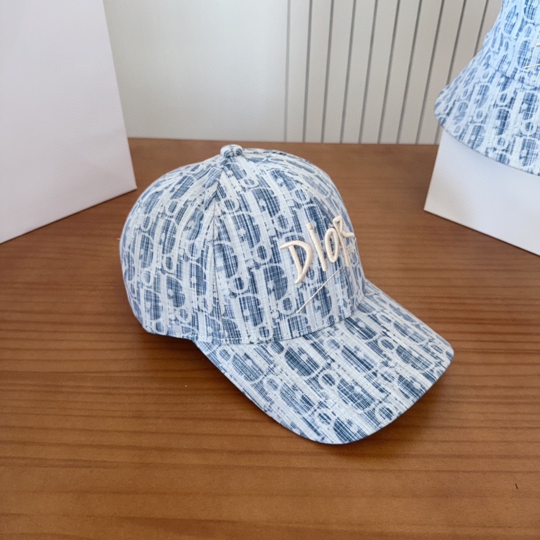 迪奥棒球帽🧢休闲百搭款🆒👏饱满立体高颅顶❗️🔉帽型正点 弧度流畅线条自然💙神奇改善脸型，戴上立马脸小😎
