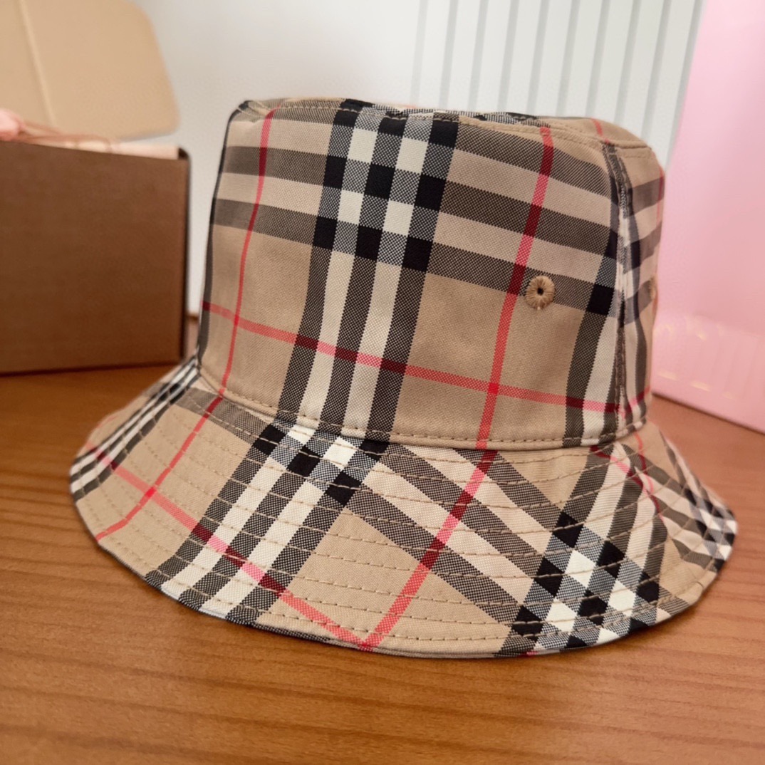 Burberry（巴宝莉）原单渔夫帽  专柜热卖款纯棉内里，轻盈透气。完美版型，对格精准无误，原厂品质，