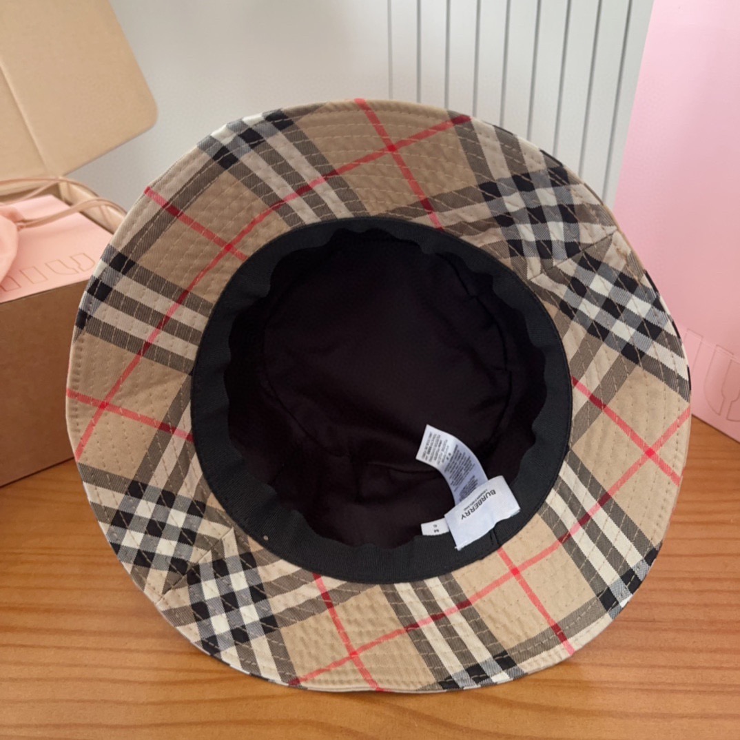 Burberry（巴宝莉）原单渔夫帽  专柜热卖款纯棉内里，轻盈透气。完美版型，对格精准无误，原厂品质，