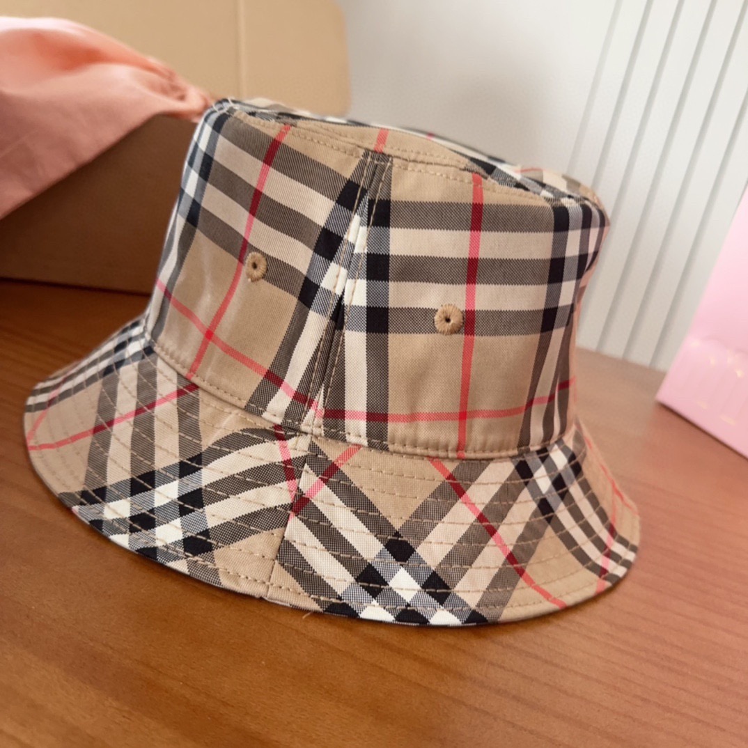 Burberry（巴宝莉）原单渔夫帽  专柜热卖款纯棉内里，轻盈透气。完美版型，对格精准无误，原厂品质，