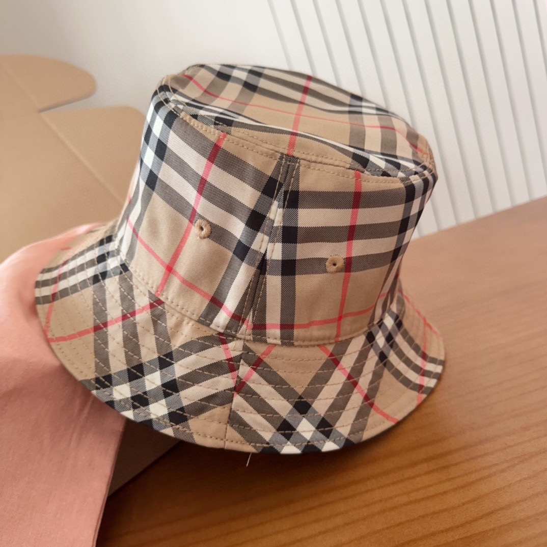 Burberry（巴宝莉）原单渔夫帽  专柜热卖款纯棉内里，轻盈透气。完美版型，对格精准无误，原厂品质，