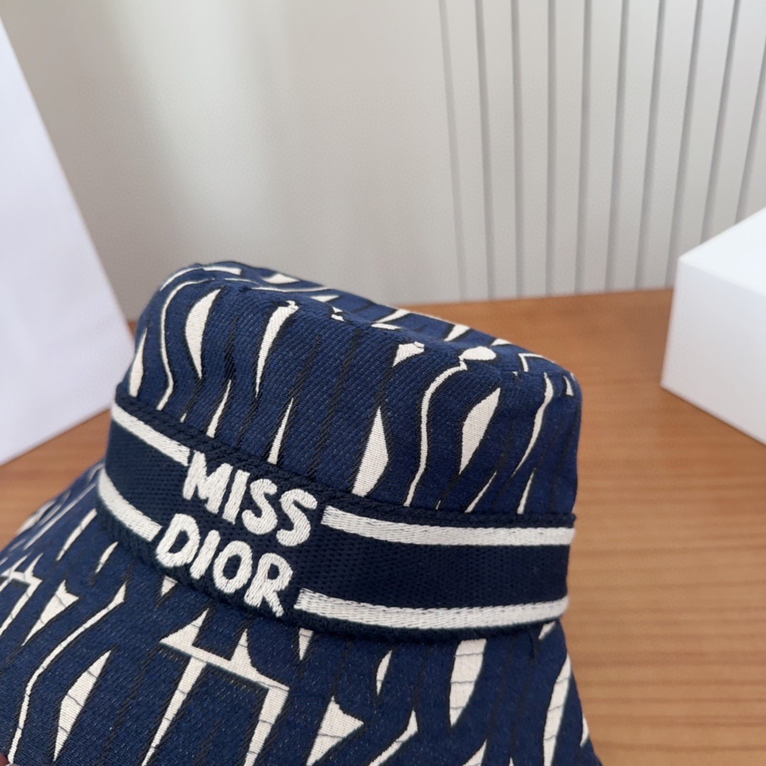 Dior 迪奥 新款原单渔夫帽， 精致純也格调很有感觉，很酷很时尚，专柜断货热门，质量超赞