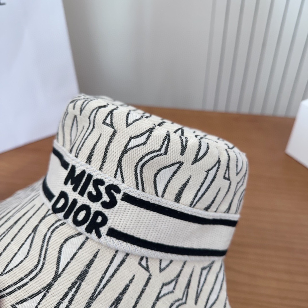 Dior 迪奥 新款原单渔夫帽， 精致純也格调很有感觉，很酷很时尚，专柜断货热门，质量超赞