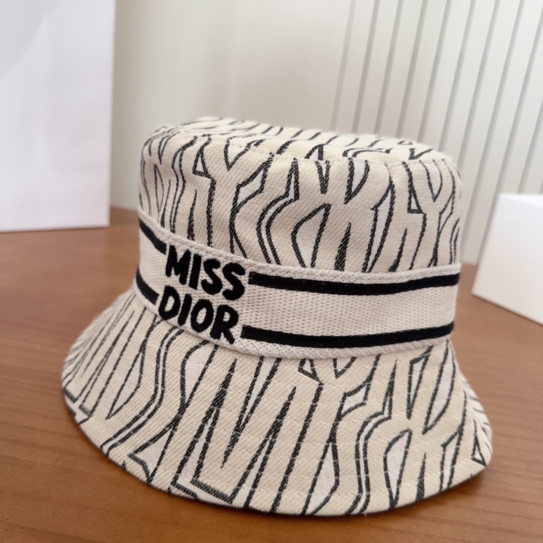 Dior 迪奥 新款原单渔夫帽， 精致純也格调很有感觉，很酷很时尚，专柜断货热门，质量超赞