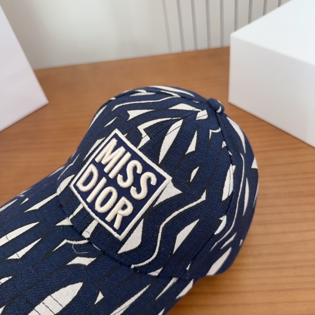 Dior 迪奥 新款原单棒球帽， 精致純也格调很有感觉，很酷很时尚，专柜断货热门，质量超赞