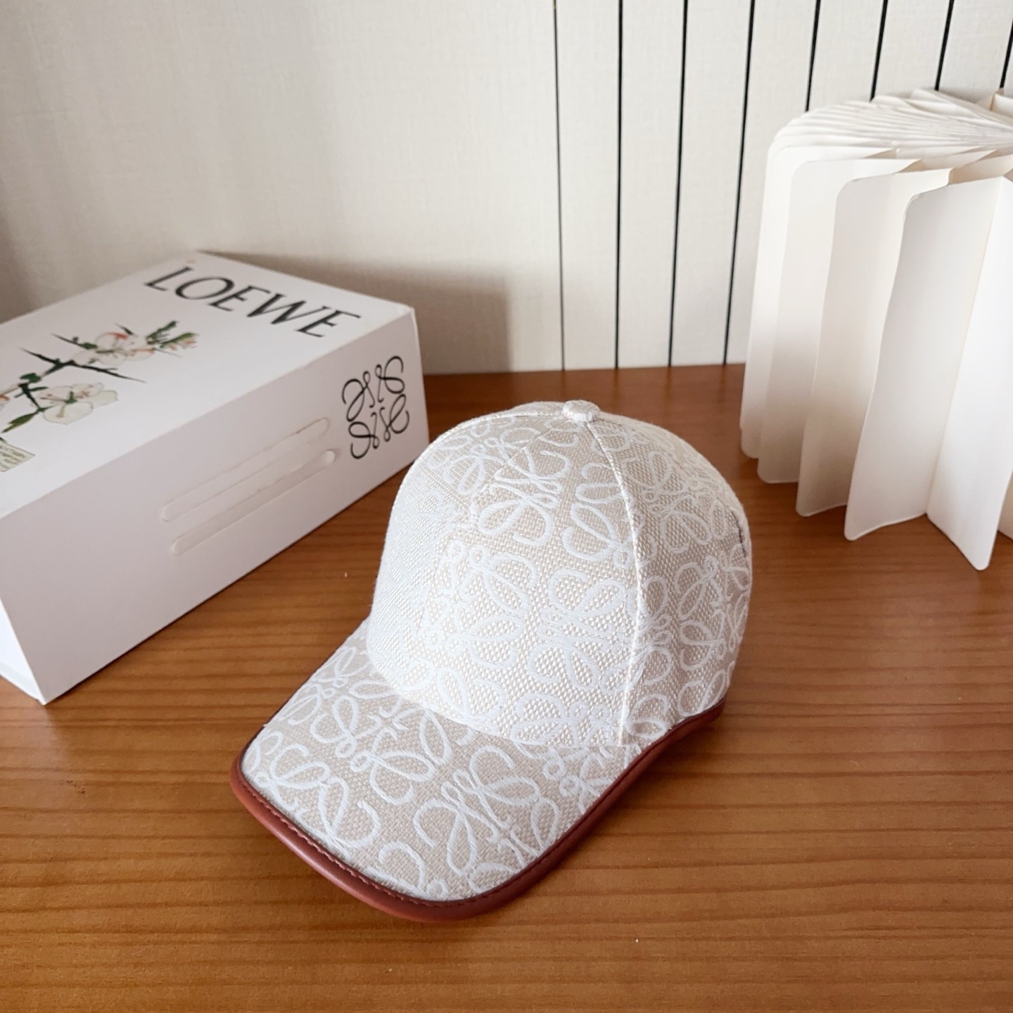 Loewe罗意威棒球帽颜值担当，遮阳挡风的四季款，闭眼入不会撞款喔！版型挺阔 面料很好喔