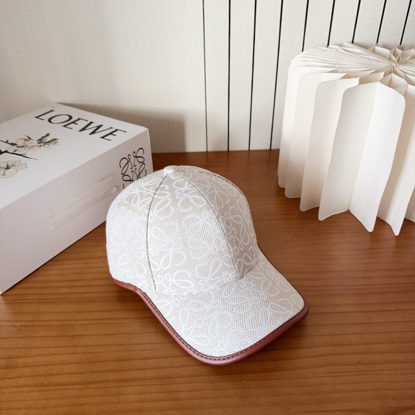 Loewe罗意威棒球帽颜值担当，遮阳挡风的四季款，闭眼入不会撞款喔！版型挺阔 面料很好喔