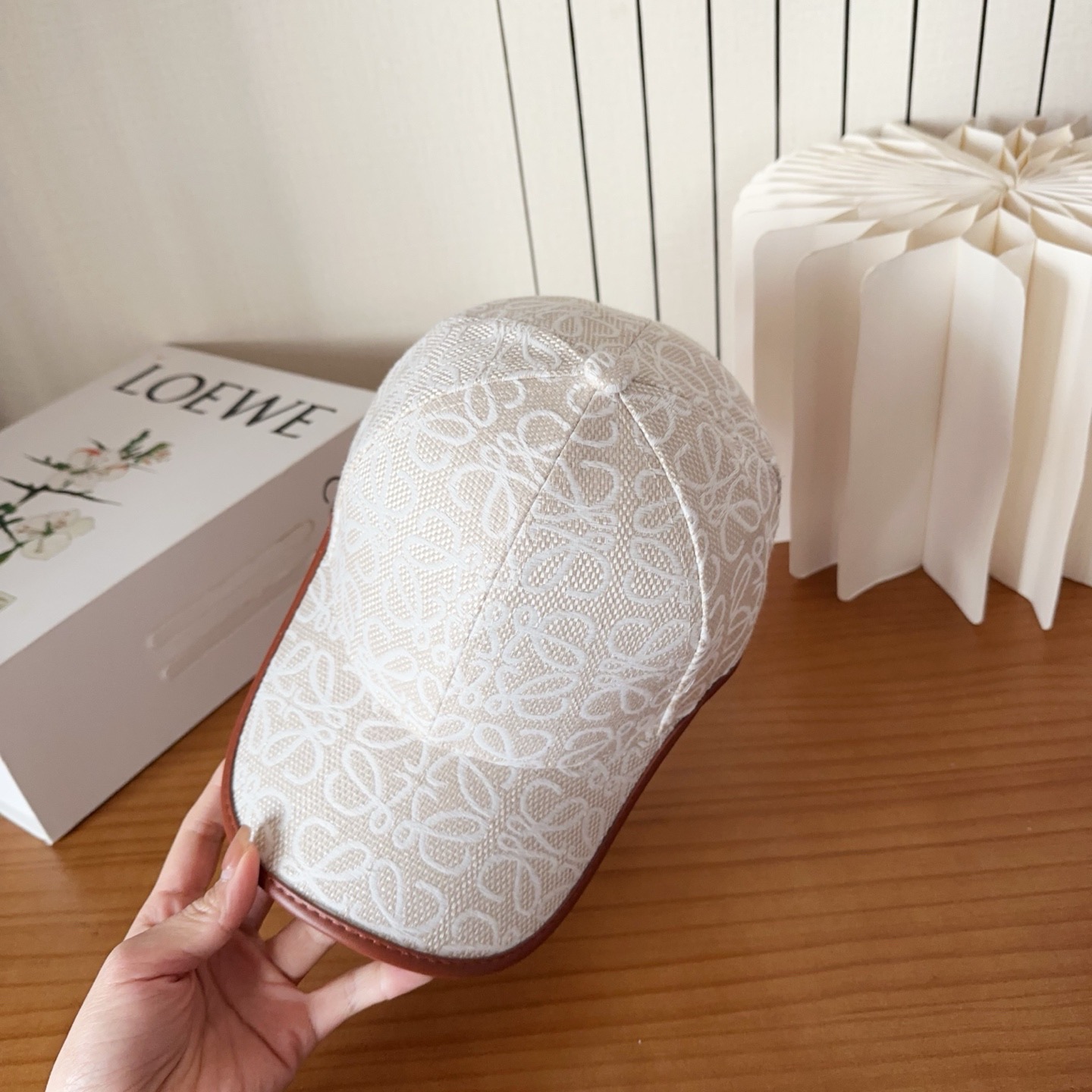 Loewe罗意威棒球帽颜值担当，遮阳挡风的四季款，闭眼入不会撞款喔！版型挺阔 面料很好喔