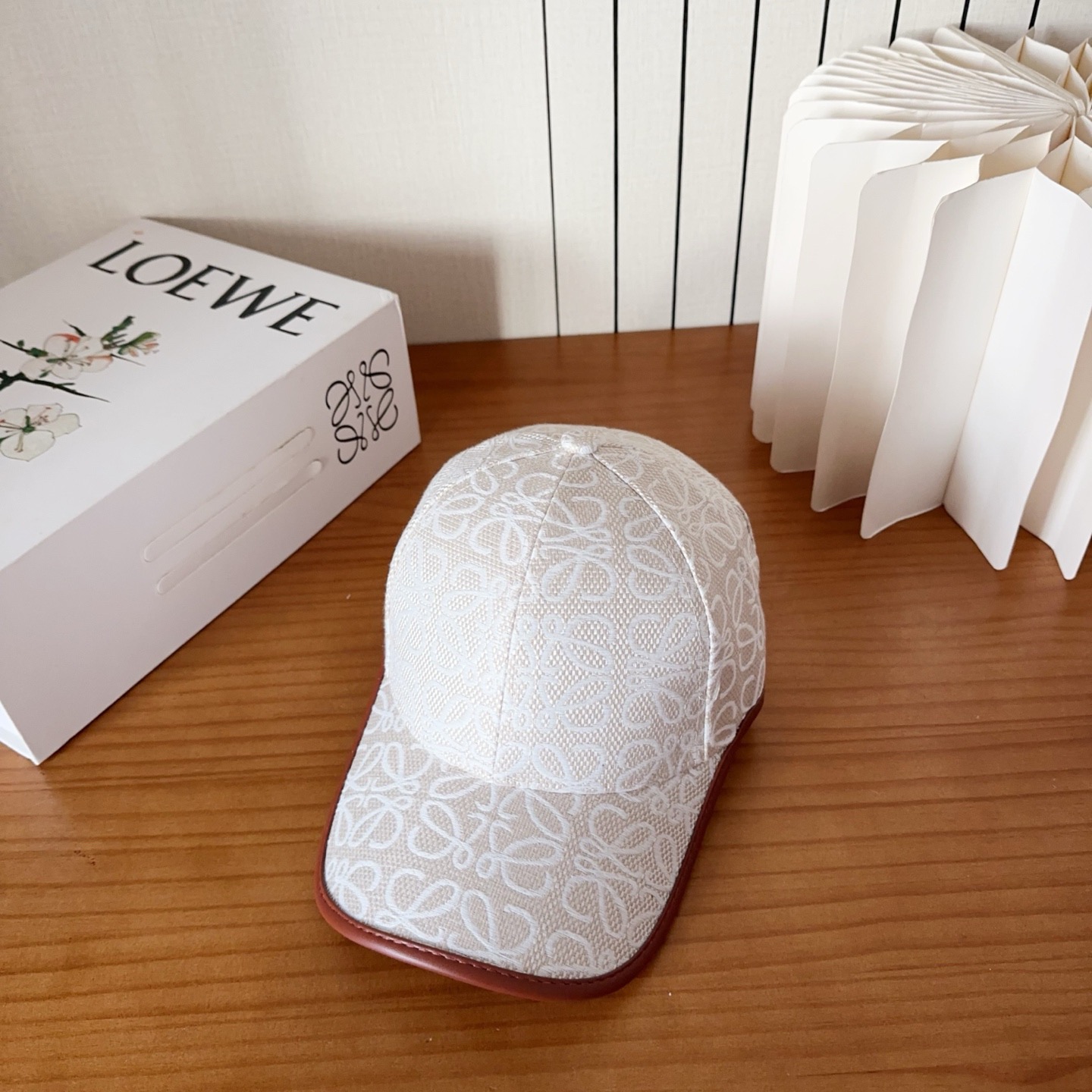 Loewe罗意威棒球帽颜值担当，遮阳挡风的四季款，闭眼入不会撞款喔！版型挺阔 面料很好喔