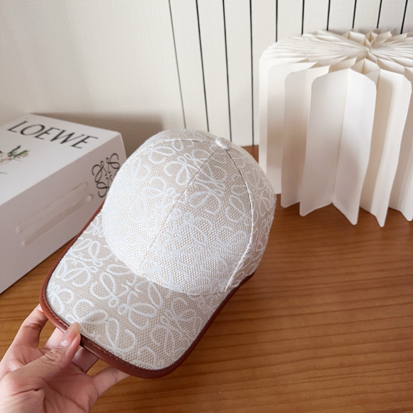 Loewe罗意威棒球帽颜值担当，遮阳挡风的四季款，闭眼入不会撞款喔！版型挺阔 面料很好喔