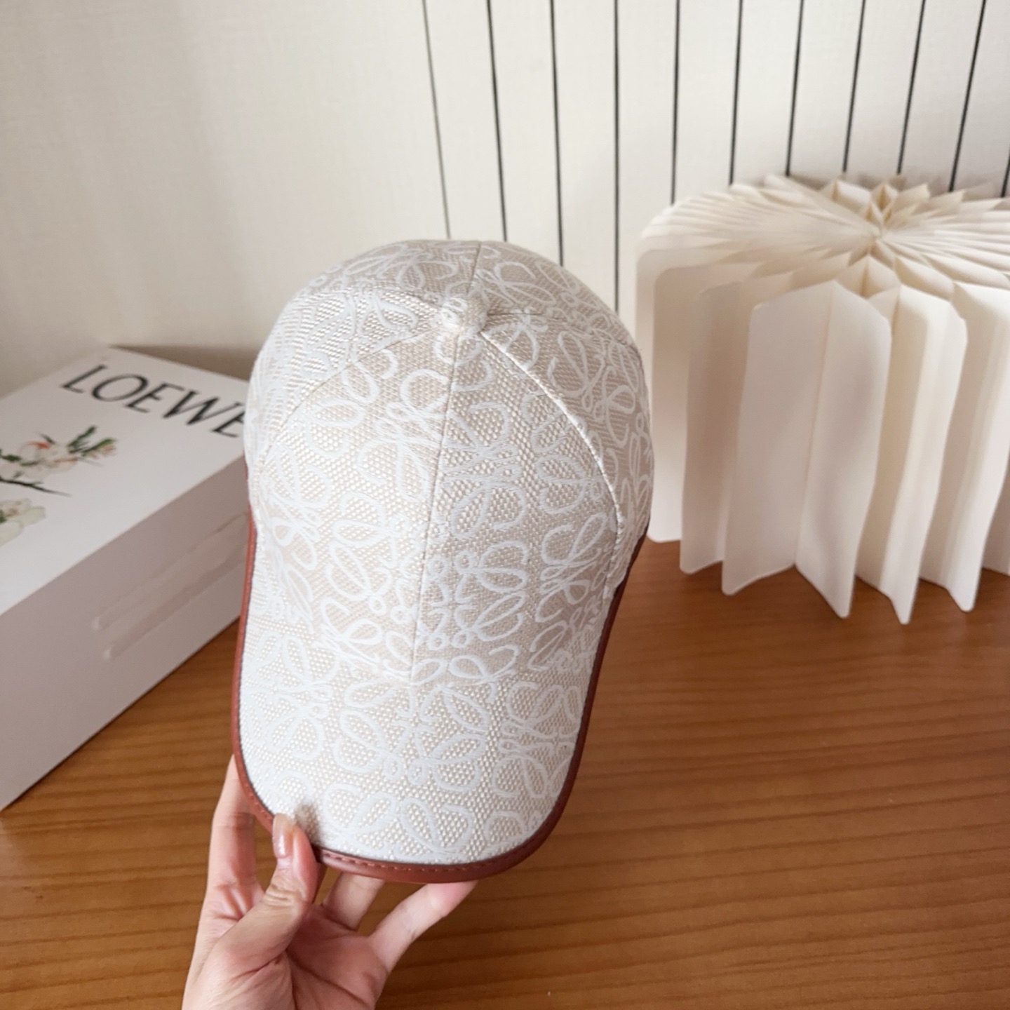 Loewe罗意威棒球帽颜值担当，遮阳挡风的四季款，闭眼入不会撞款喔！版型挺阔 面料很好喔