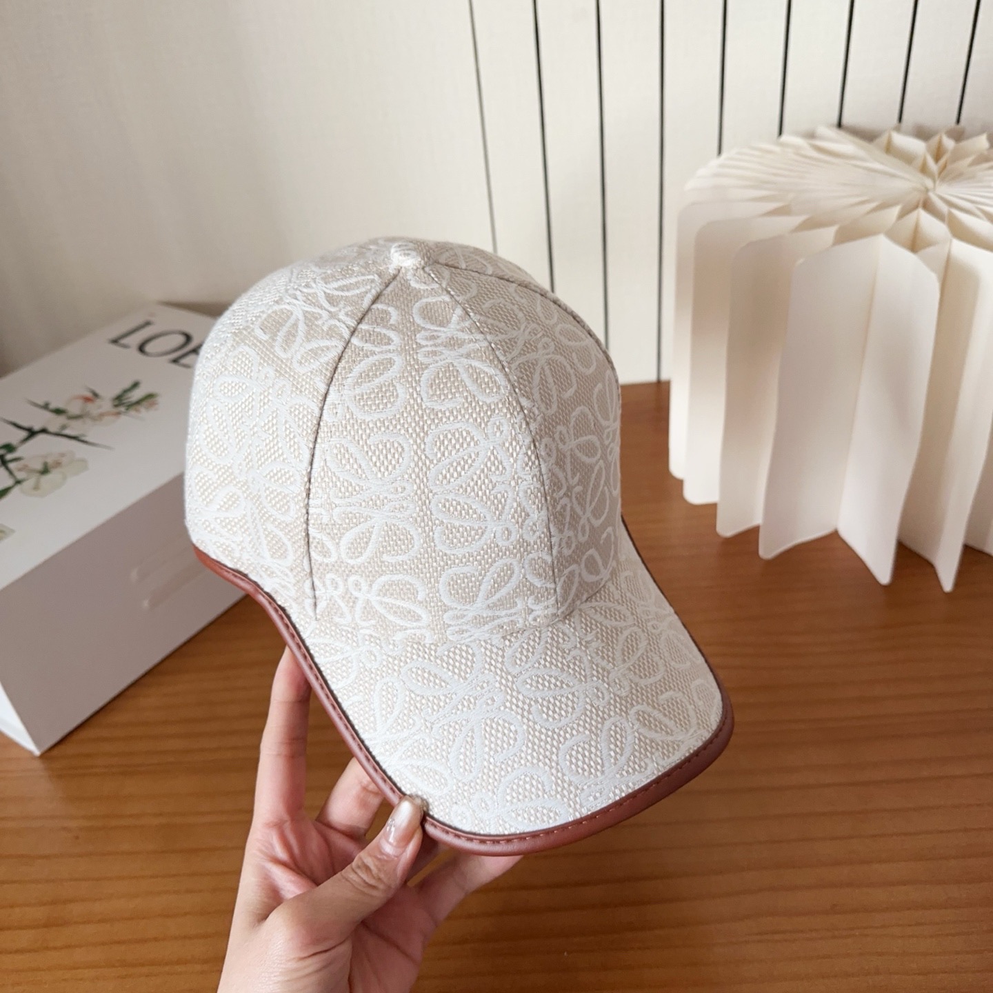 Loewe罗意威棒球帽颜值担当，遮阳挡风的四季款，闭眼入不会撞款喔！版型挺阔 面料很好喔