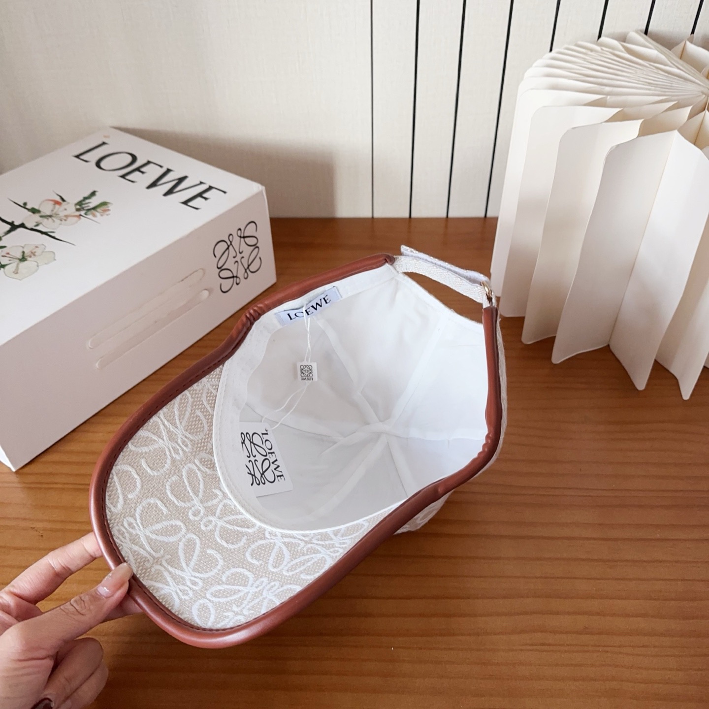 Loewe罗意威棒球帽颜值担当，遮阳挡风的四季款，闭眼入不会撞款喔！版型挺阔 面料很好喔