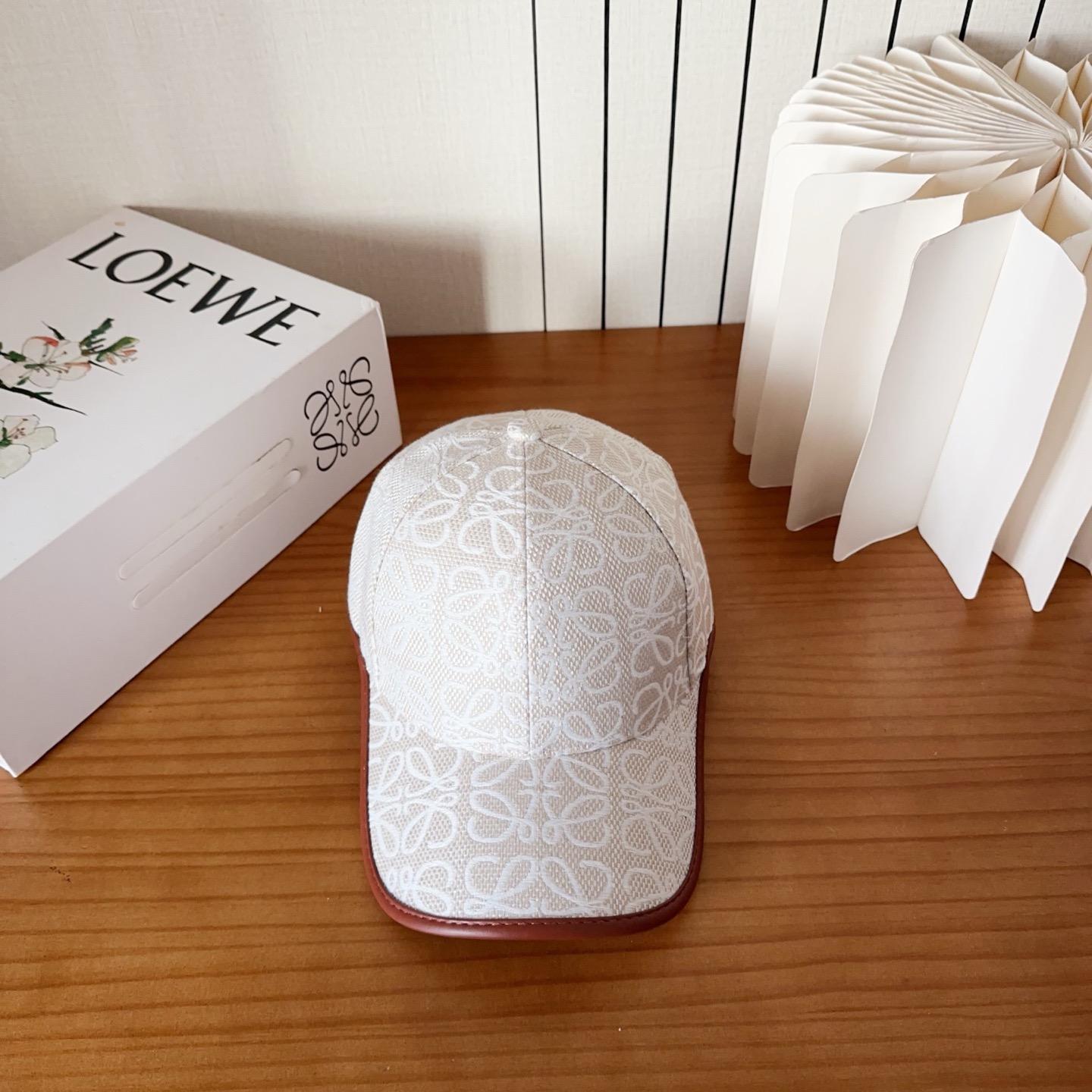 Loewe罗意威棒球帽颜值担当，遮阳挡风的四季款，闭眼入不会撞款喔！版型挺阔 面料很好喔