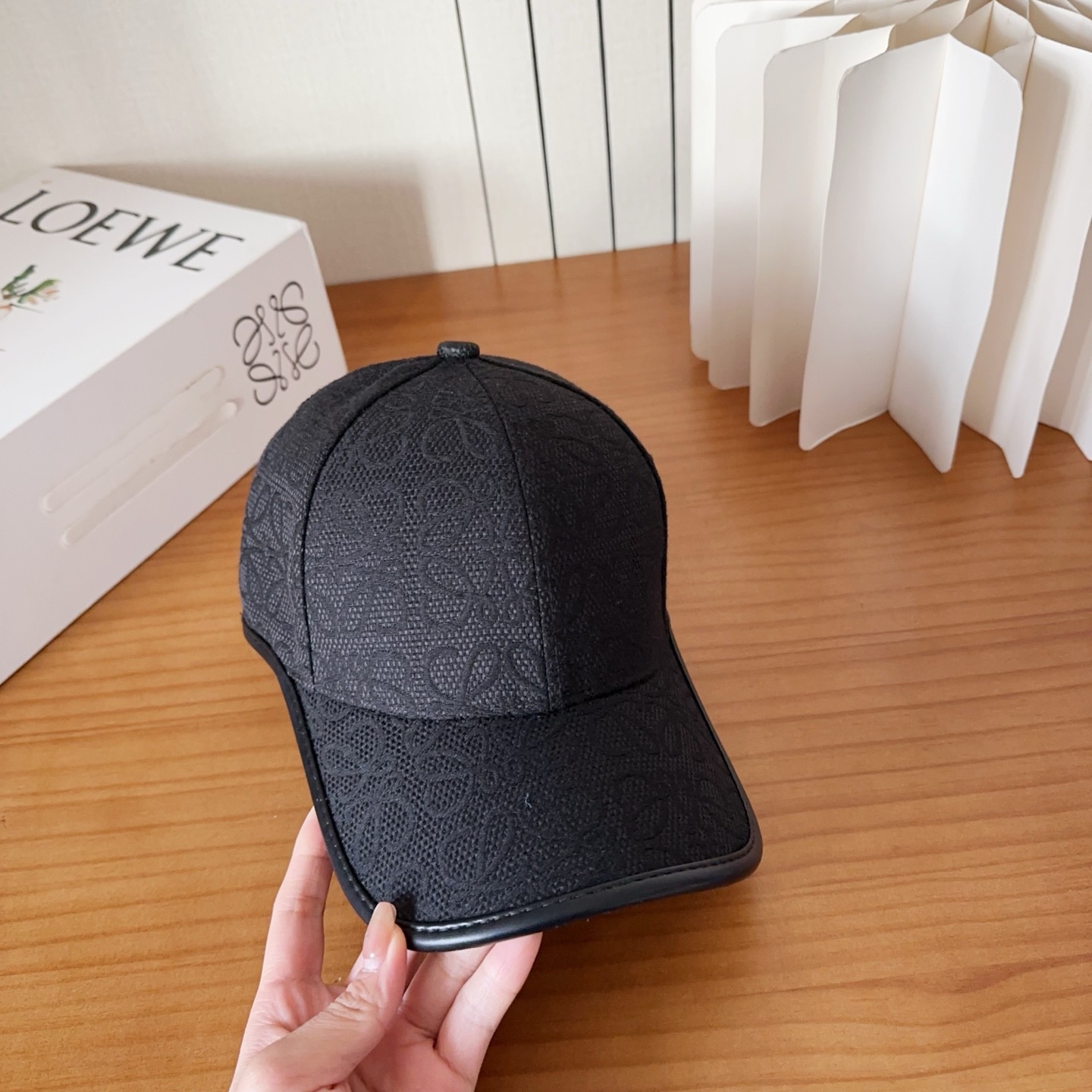 Loewe罗意威棒球帽颜值担当，遮阳挡风的四季款，闭眼入不会撞款喔！版型挺阔 面料很好喔