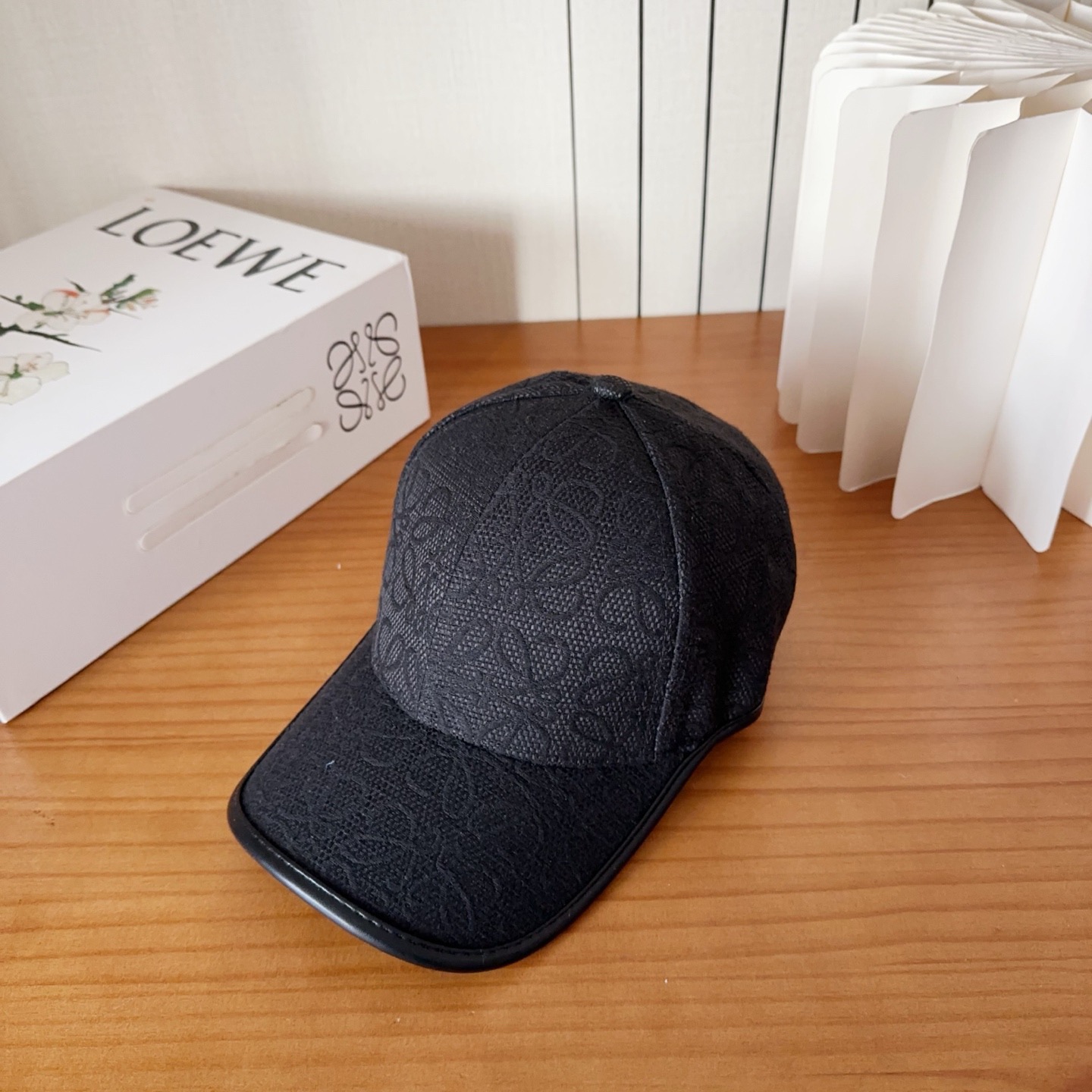 Loewe罗意威棒球帽颜值担当，遮阳挡风的四季款，闭眼入不会撞款喔！版型挺阔 面料很好喔