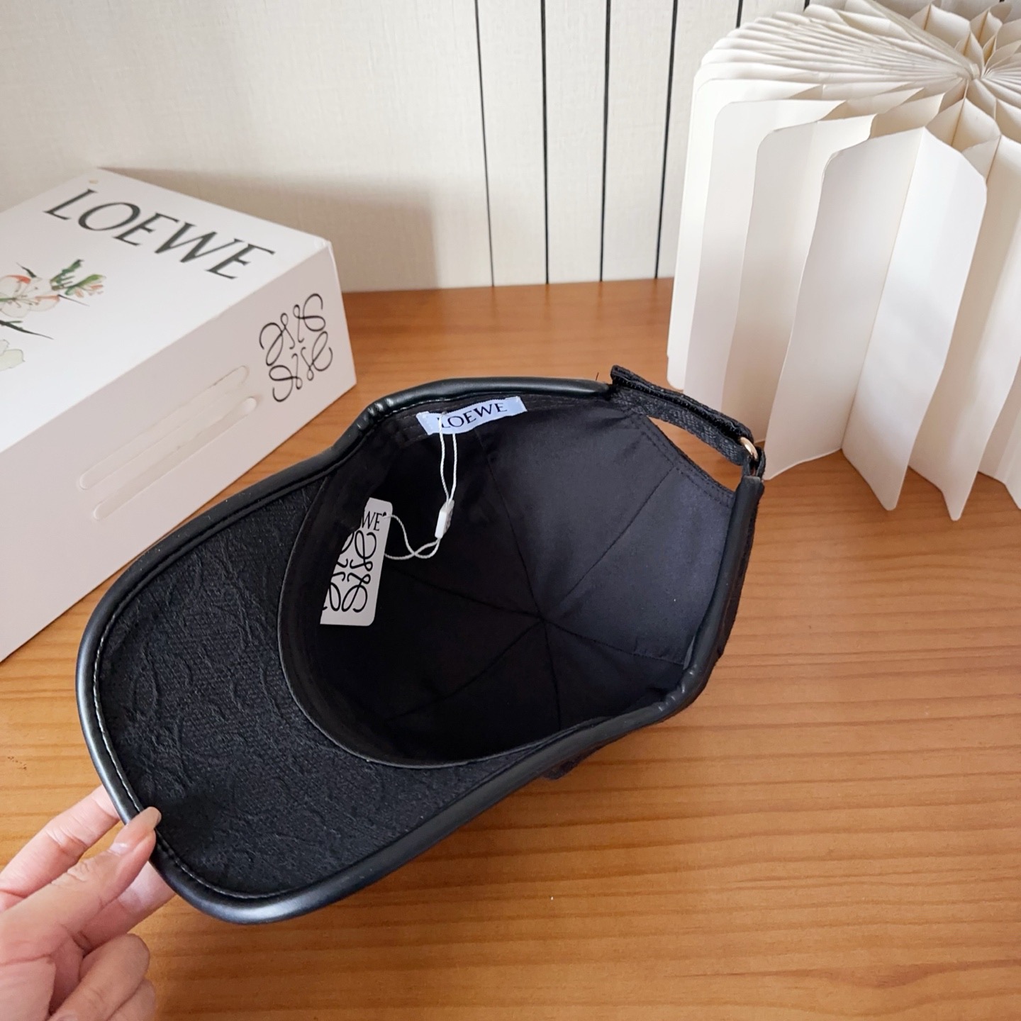 Loewe罗意威棒球帽颜值担当，遮阳挡风的四季款，闭眼入不会撞款喔！版型挺阔 面料很好喔