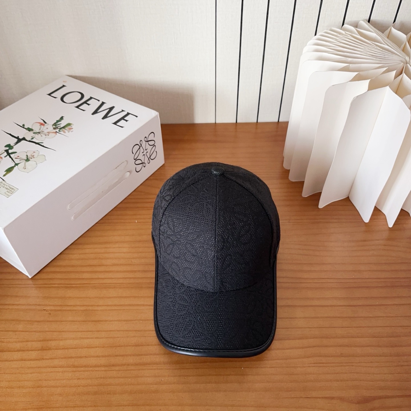 NO:742968,Loewe Baseball Cap is a good-looking, sun-blocking and wind-proof all-season style, you can wear it with your eyes closed and it won’t look out of place!  The fit is quite wide and the fabric is very good. Hats, straw hats, fisherman hats, baseball caps, hats, loewe, loewe, espadrilles, hats19860909Loewe罗意威棒球帽 颜值担当, 遮阳挡风的四季款,闭眼入 不会撞款喔！ 版型挺阔 面料很好喔帽子草帽渔夫帽棒球帽,帽子,loewe,loewe,espadrilles,hats,hat