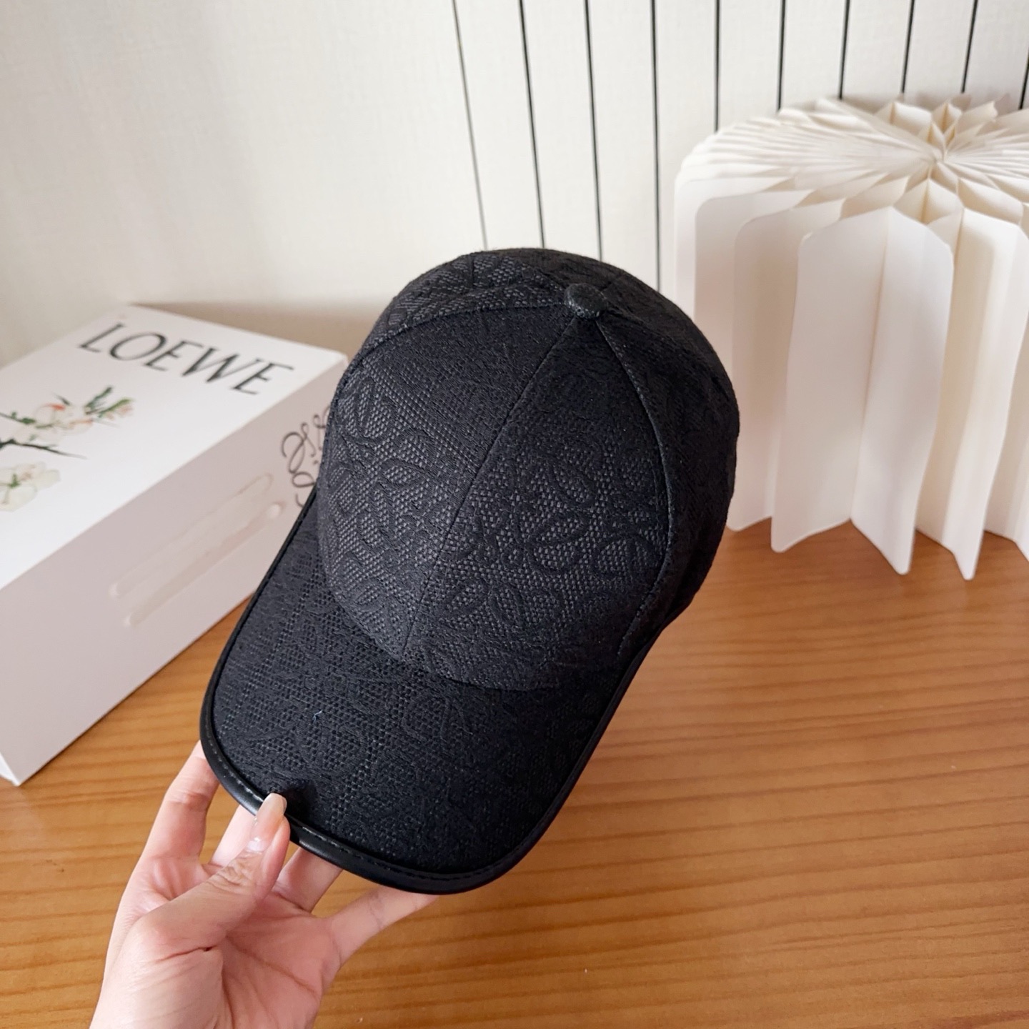 Loewe罗意威棒球帽颜值担当，遮阳挡风的四季款，闭眼入不会撞款喔！版型挺阔 面料很好喔