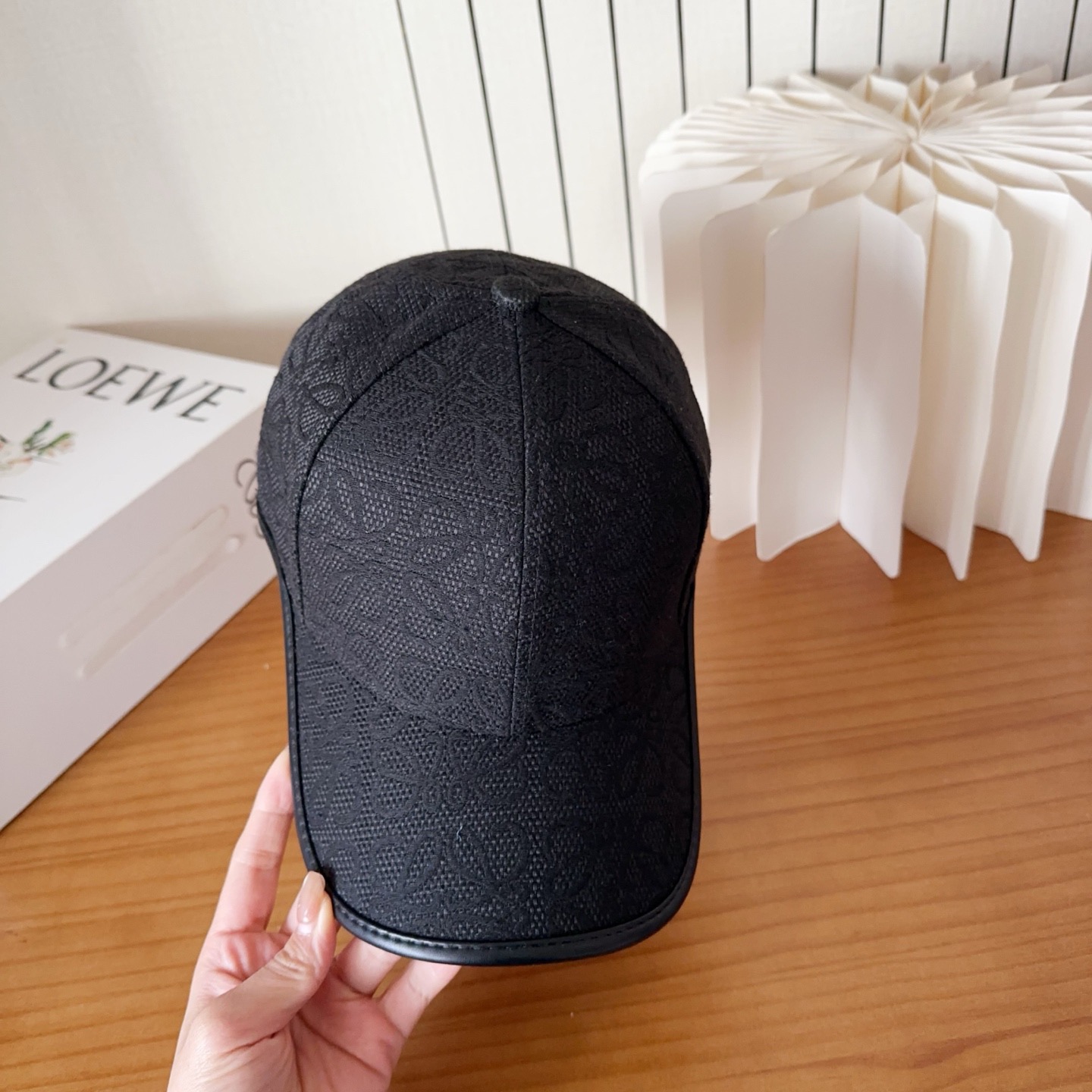Loewe罗意威棒球帽颜值担当，遮阳挡风的四季款，闭眼入不会撞款喔！版型挺阔 面料很好喔
