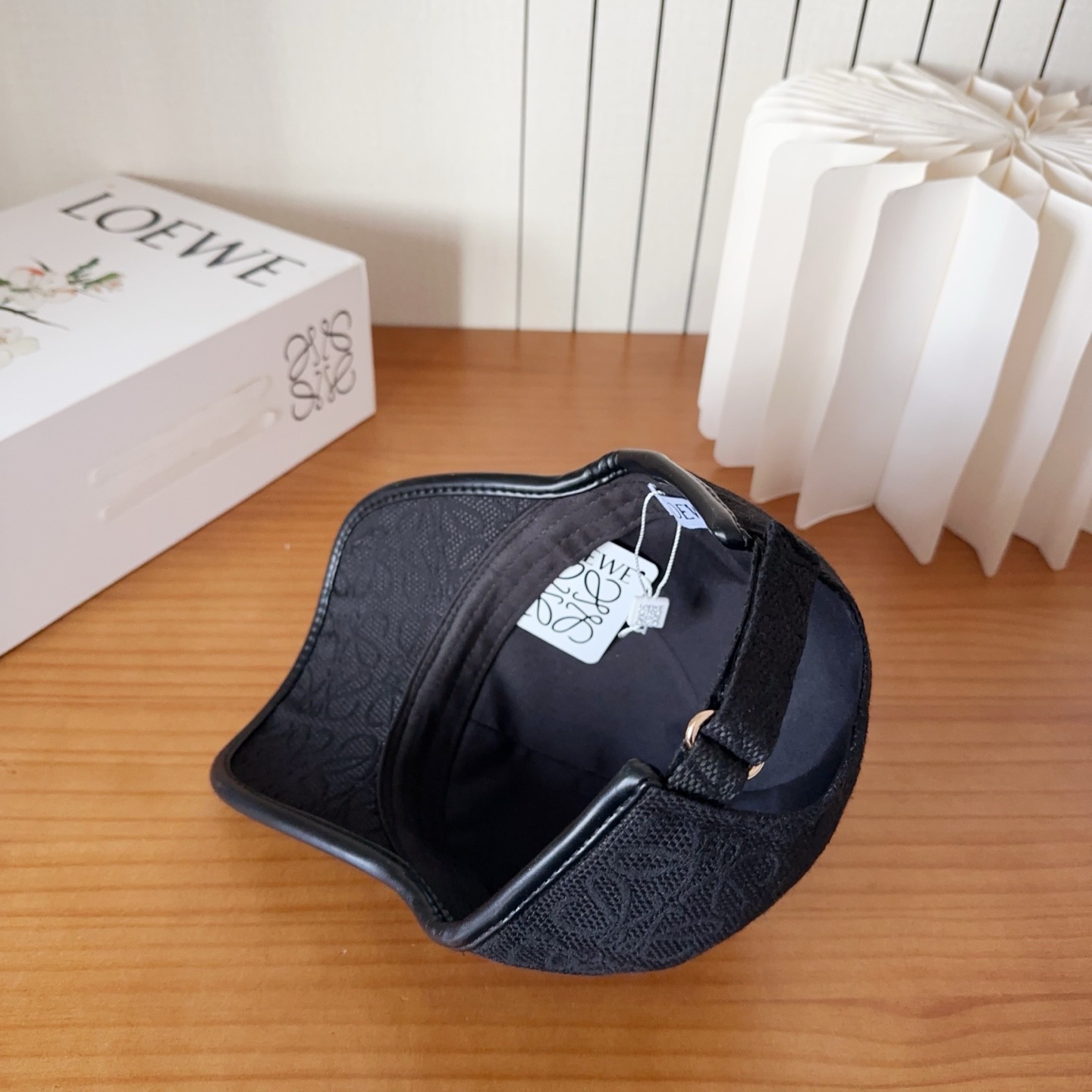 Loewe罗意威棒球帽颜值担当，遮阳挡风的四季款，闭眼入不会撞款喔！版型挺阔 面料很好喔