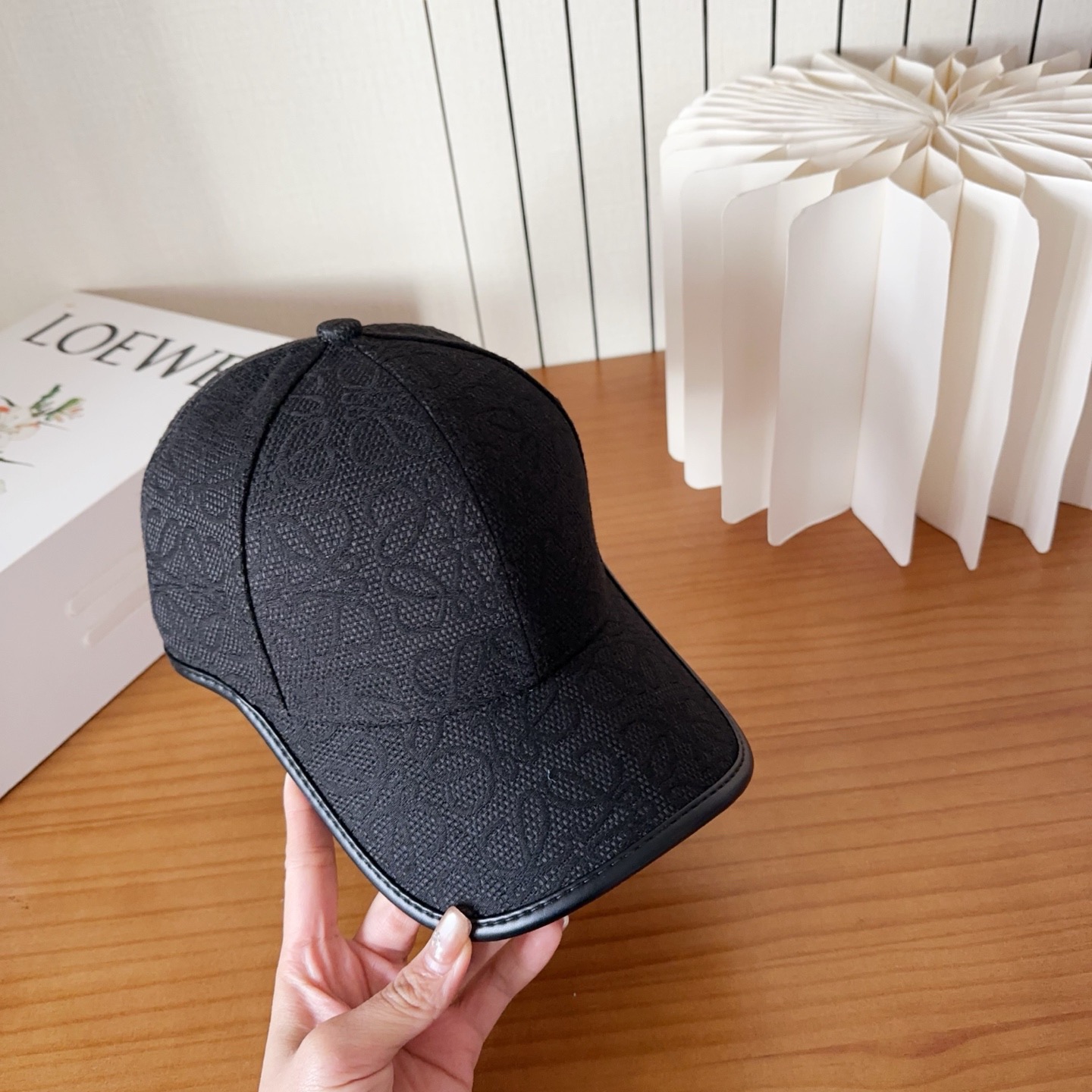 Loewe罗意威棒球帽颜值担当，遮阳挡风的四季款，闭眼入不会撞款喔！版型挺阔 面料很好喔