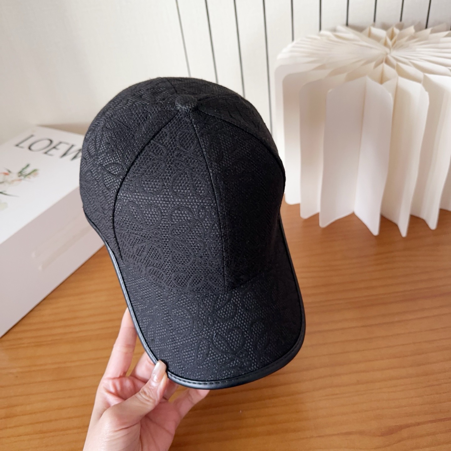 Loewe罗意威棒球帽颜值担当，遮阳挡风的四季款，闭眼入不会撞款喔！版型挺阔 面料很好喔