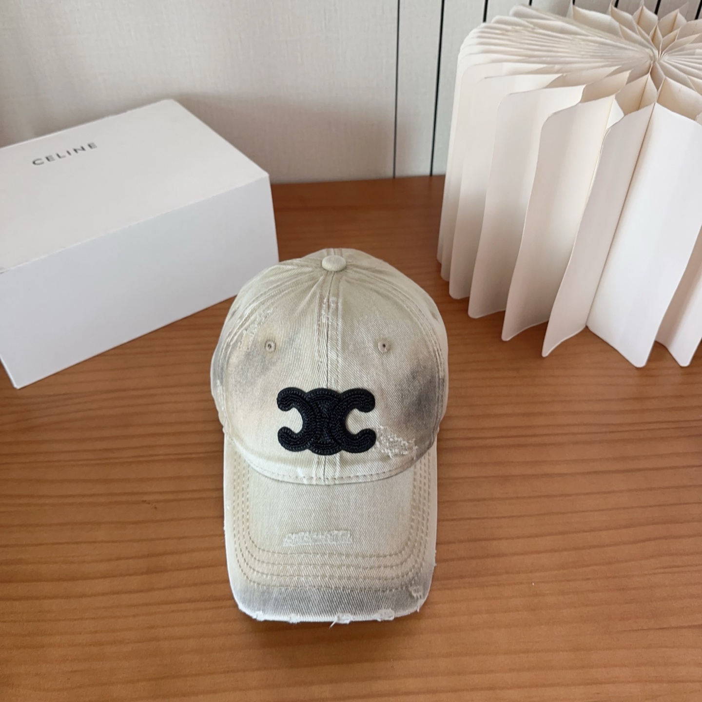 CELINE思琳 早春新款棒球帽🔸 旅游带它出去美美哒❕ 中古款哟.这种帽子不容易撞款 😬 现货