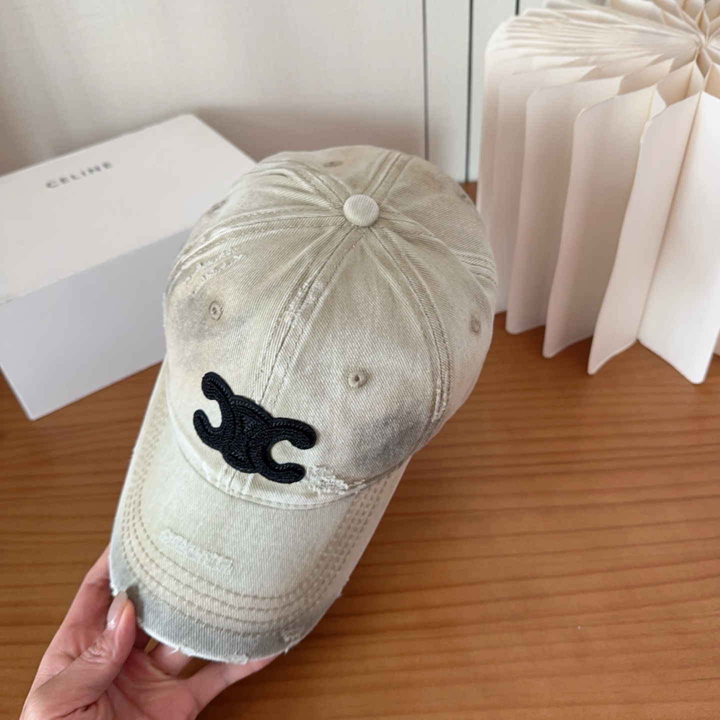 CELINE思琳 早春新款棒球帽🔸 旅游带它出去美美哒❕ 中古款哟.这种帽子不容易撞款 😬 现货