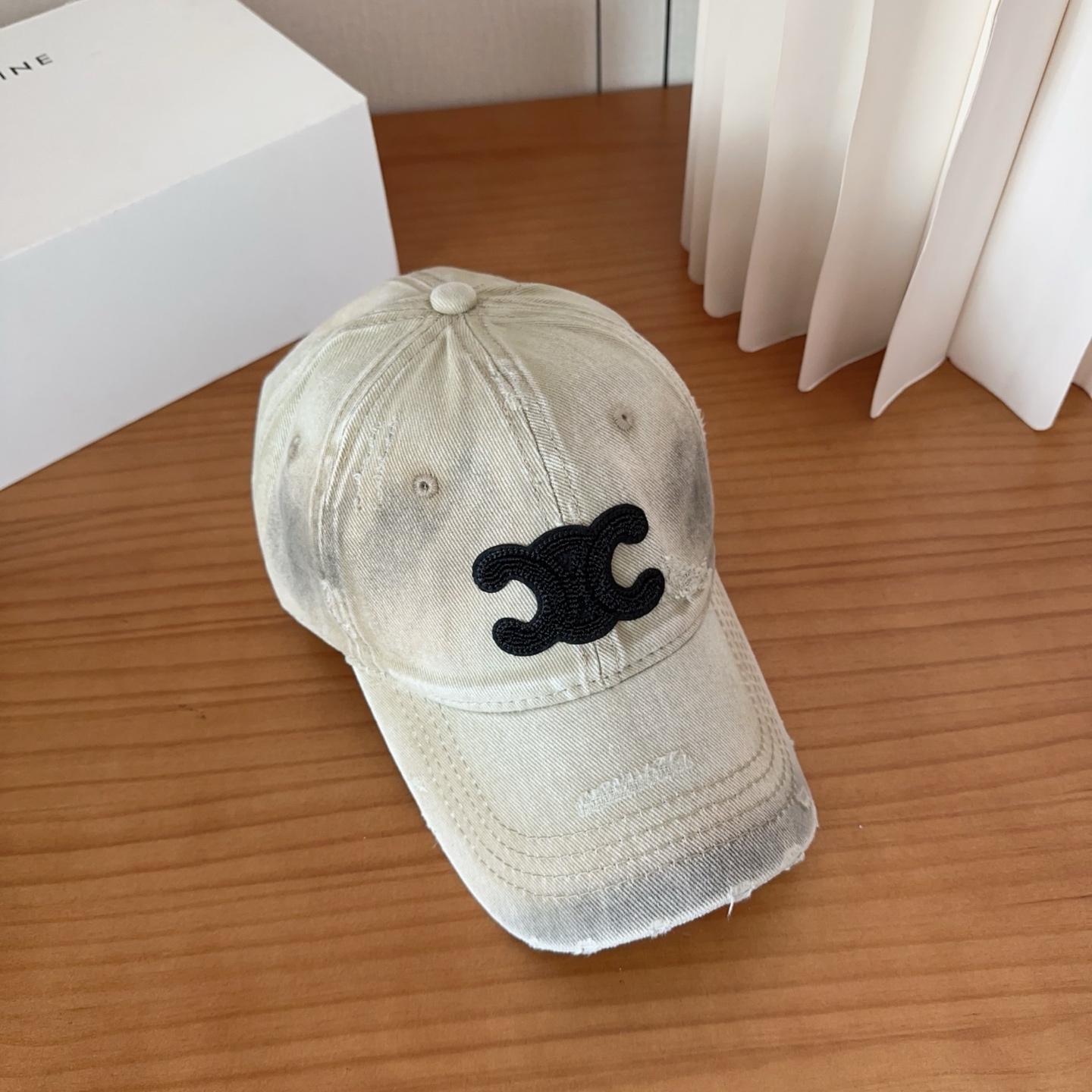 CELINE思琳 早春新款棒球帽🔸 旅游带它出去美美哒❕ 中古款哟.这种帽子不容易撞款 😬 现货