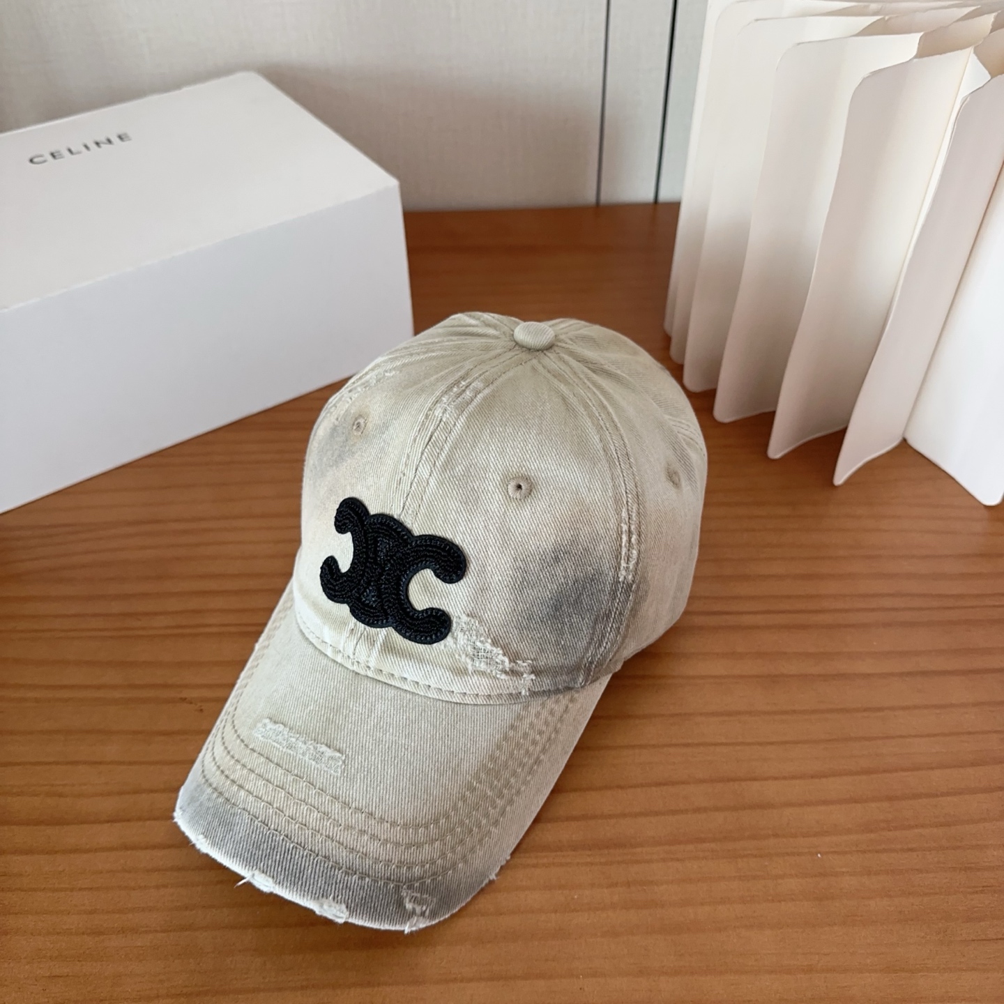 CELINE思琳 早春新款棒球帽🔸 旅游带它出去美美哒❕ 中古款哟.这种帽子不容易撞款 😬 现货