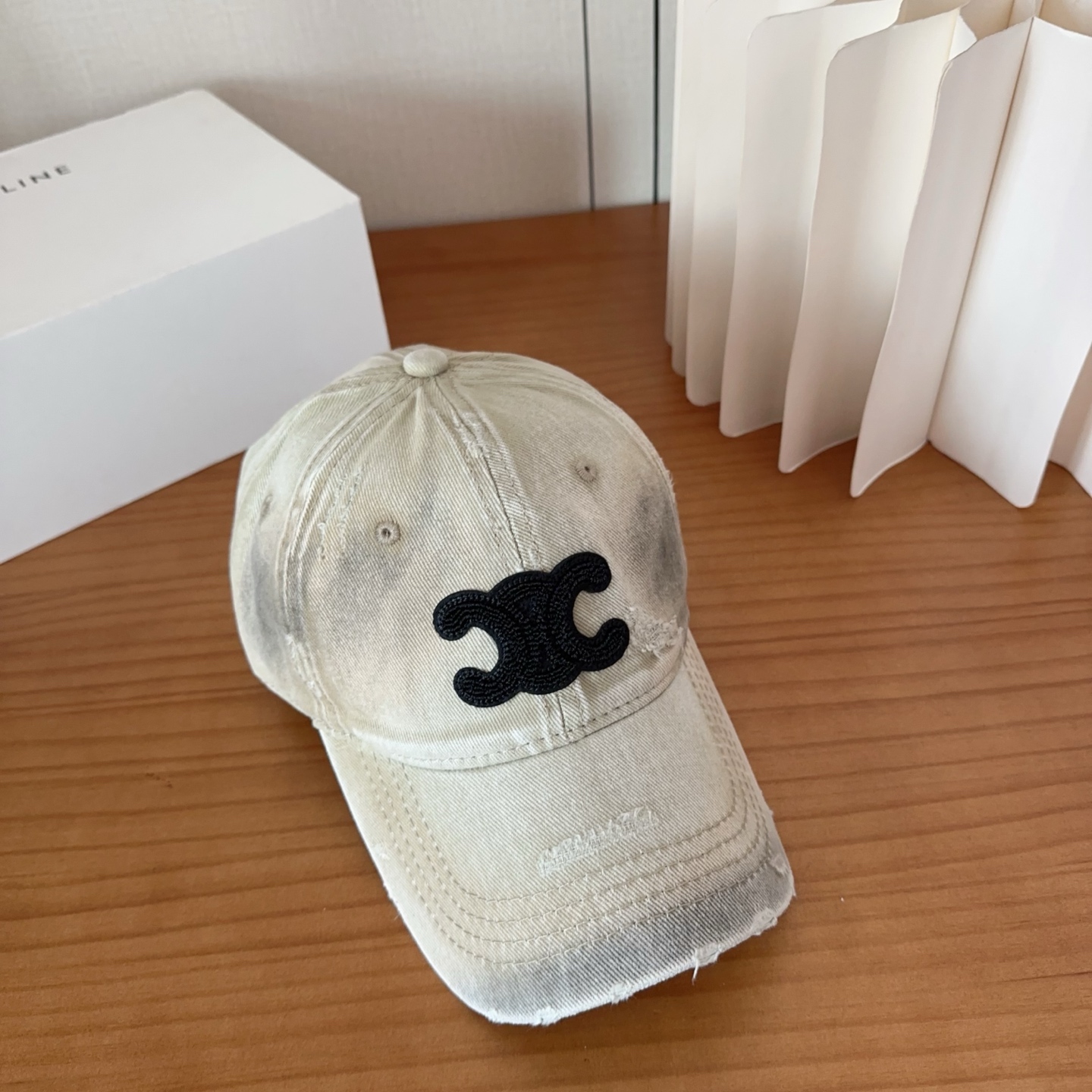 CELINE思琳 早春新款棒球帽🔸 旅游带它出去美美哒❕ 中古款哟.这种帽子不容易撞款 😬 现货