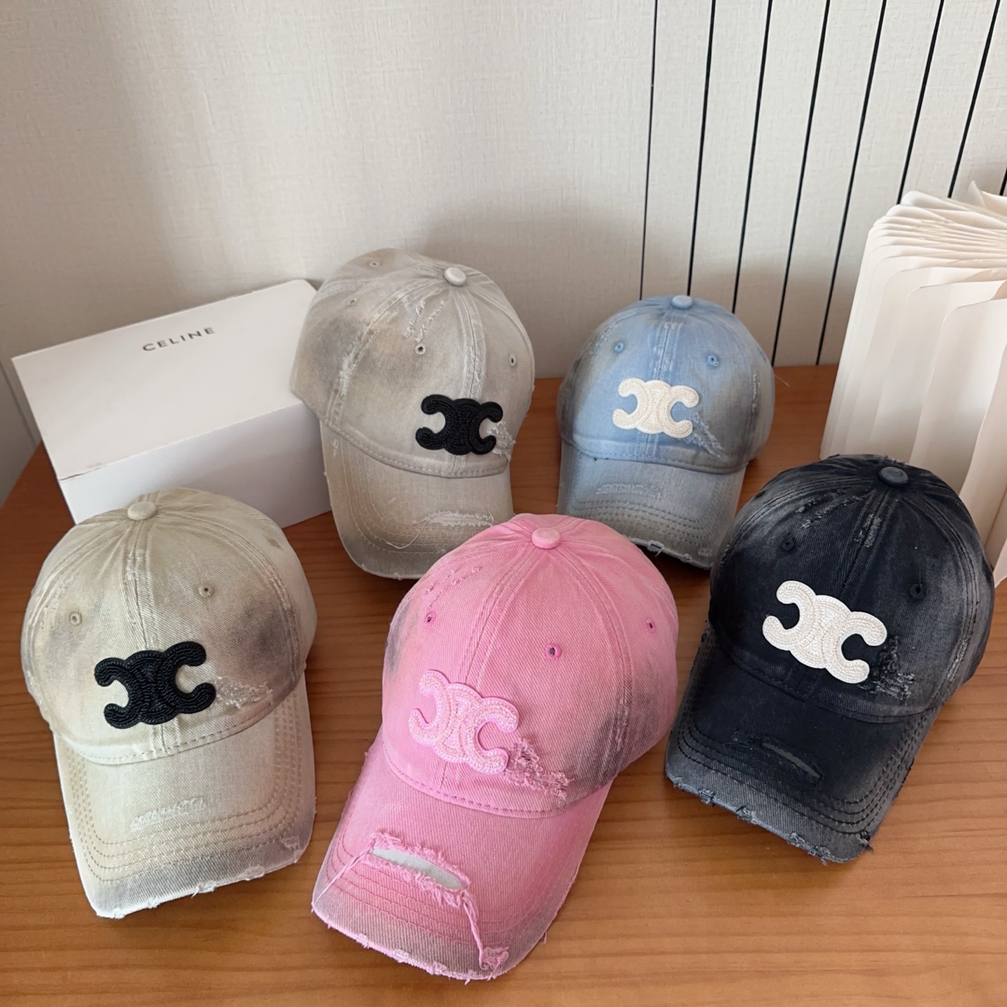 CELINE思琳 早春新款棒球帽🔸 旅游带它出去美美哒❕ 中古款哟.这种帽子不容易撞款 😬 现货