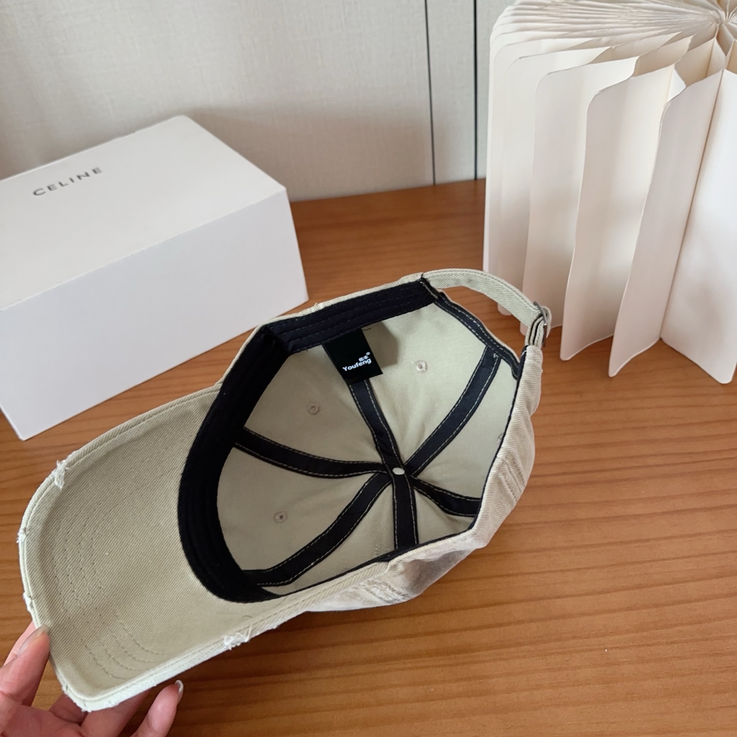 CELINE思琳 早春新款棒球帽🔸 旅游带它出去美美哒❕ 中古款哟.这种帽子不容易撞款 😬 现货