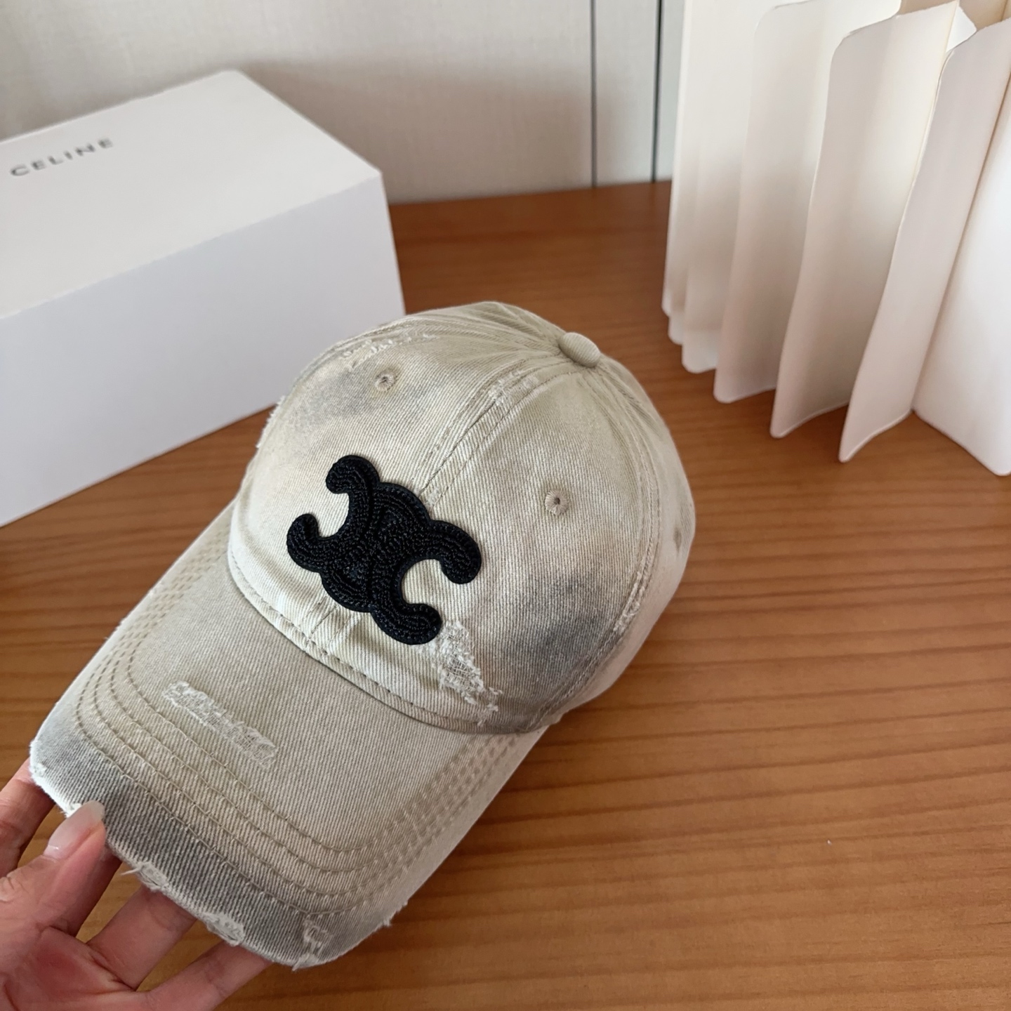 CELINE思琳 早春新款棒球帽🔸 旅游带它出去美美哒❕ 中古款哟.这种帽子不容易撞款 😬 现货