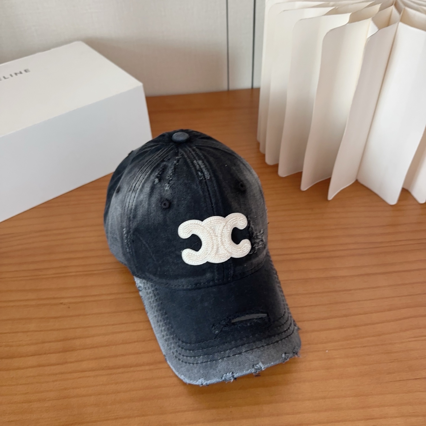 CELINE思琳 早春新款棒球帽🔸 旅游带它出去美美哒❕ 中古款哟.这种帽子不容易撞款 😬 现货