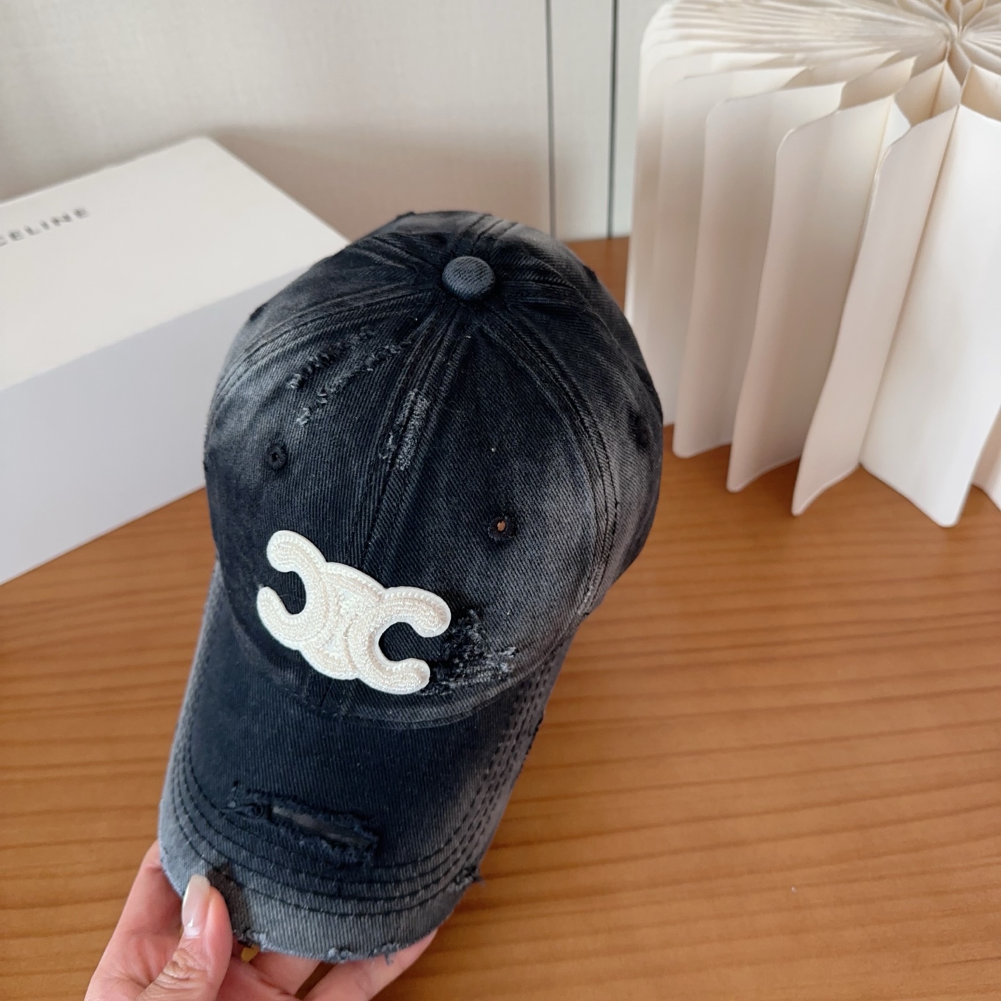 CELINE思琳 早春新款棒球帽🔸 旅游带它出去美美哒❕ 中古款哟.这种帽子不容易撞款 😬 现货