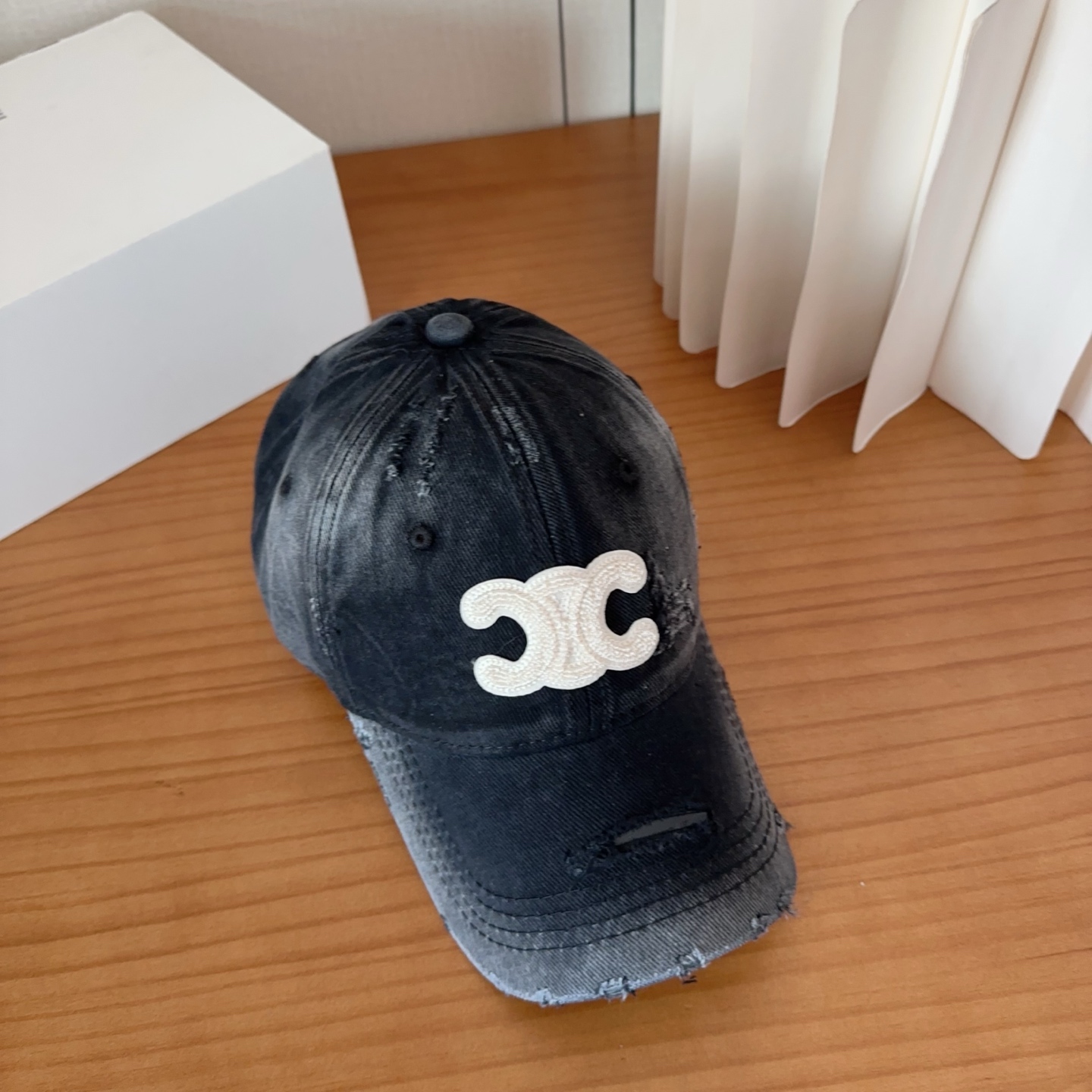 CELINE思琳 早春新款棒球帽🔸 旅游带它出去美美哒❕ 中古款哟.这种帽子不容易撞款 😬 现货