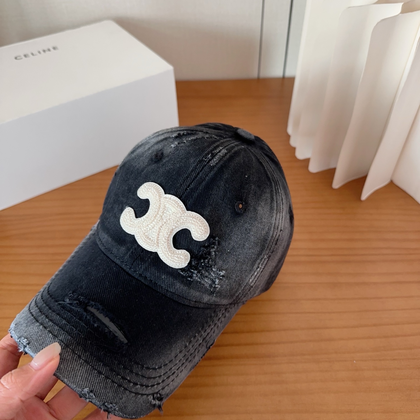 CELINE思琳 早春新款棒球帽🔸 旅游带它出去美美哒❕ 中古款哟.这种帽子不容易撞款 😬 现货