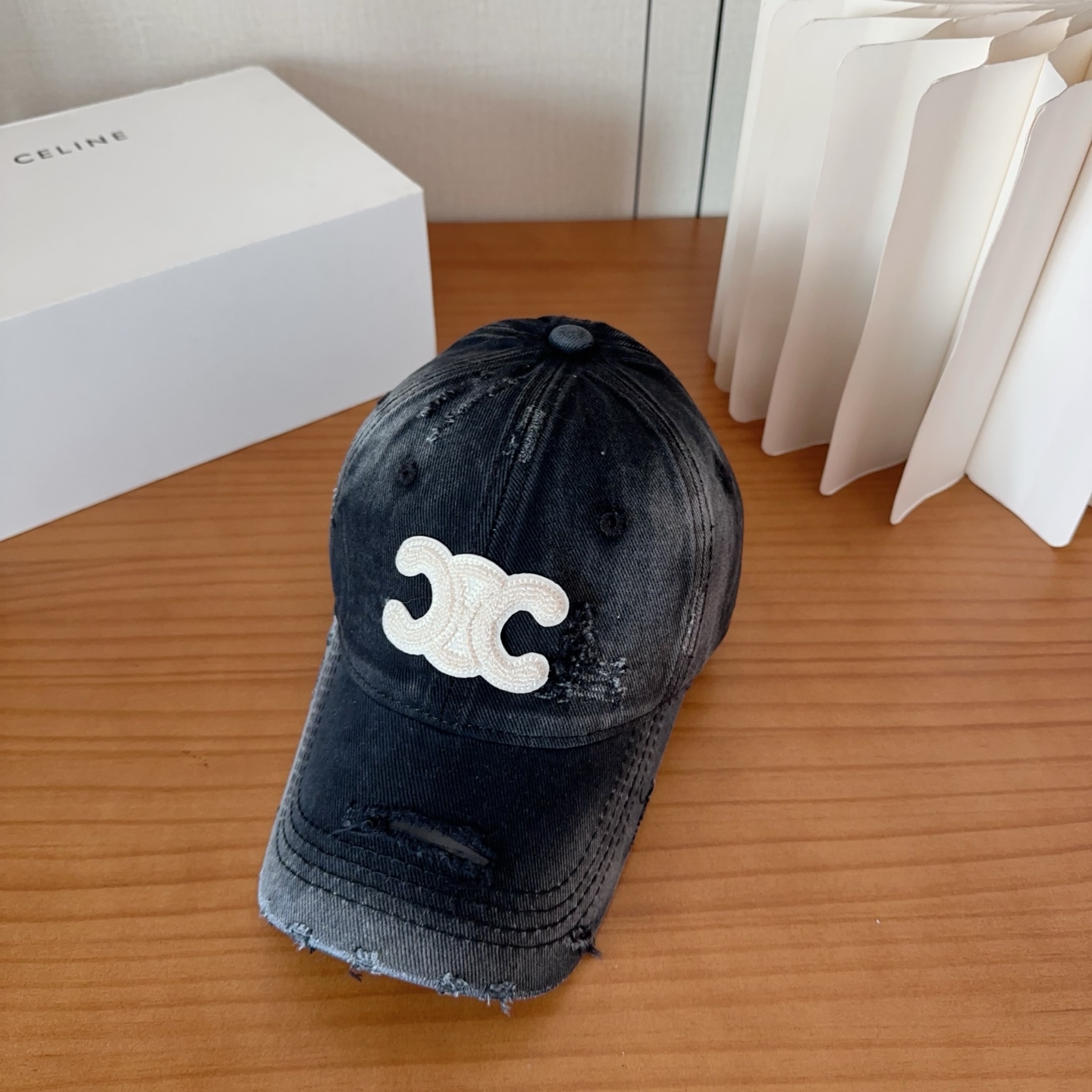 CELINE思琳 早春新款棒球帽🔸 旅游带它出去美美哒❕ 中古款哟.这种帽子不容易撞款 😬 现货