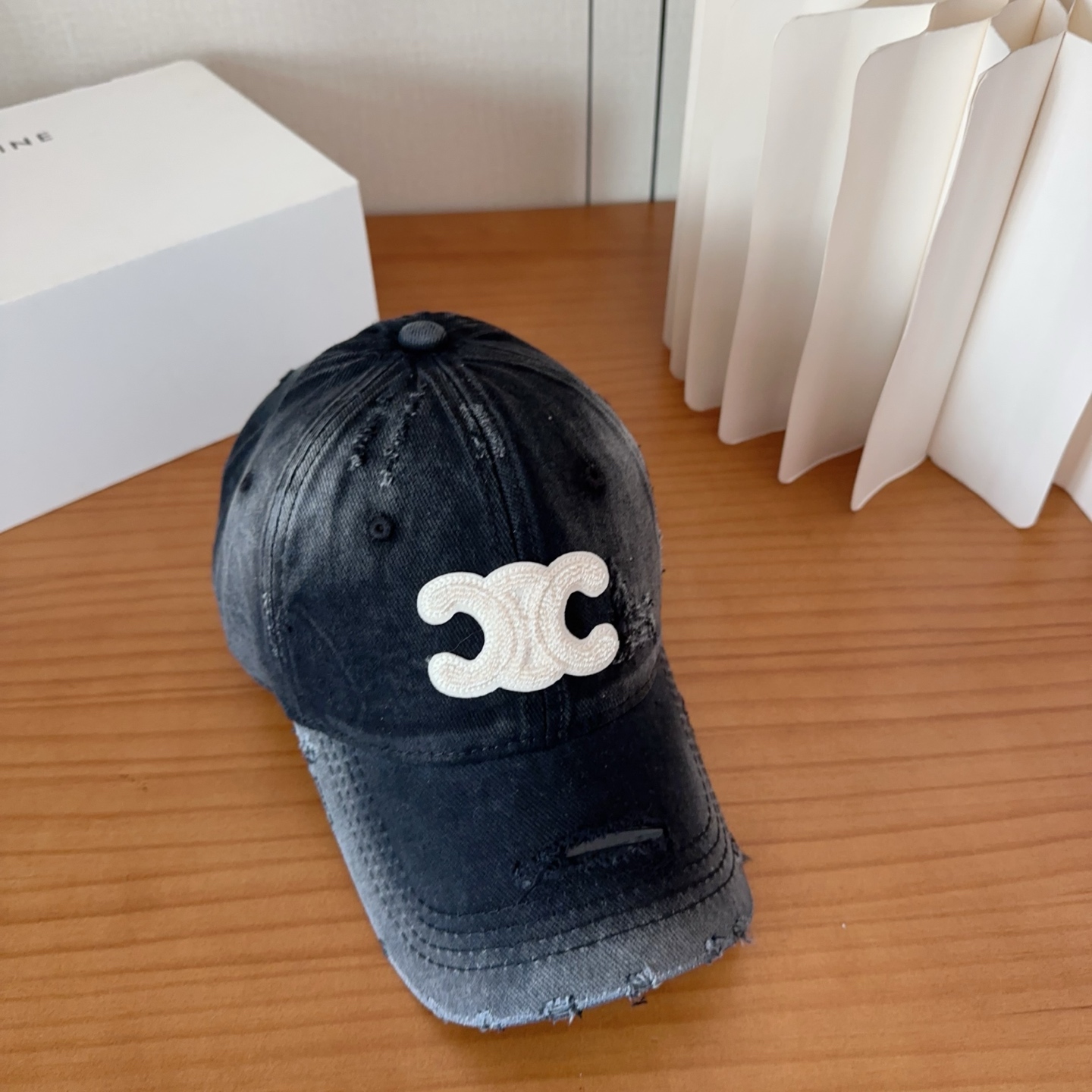 CELINE思琳 早春新款棒球帽🔸 旅游带它出去美美哒❕ 中古款哟.这种帽子不容易撞款 😬 现货